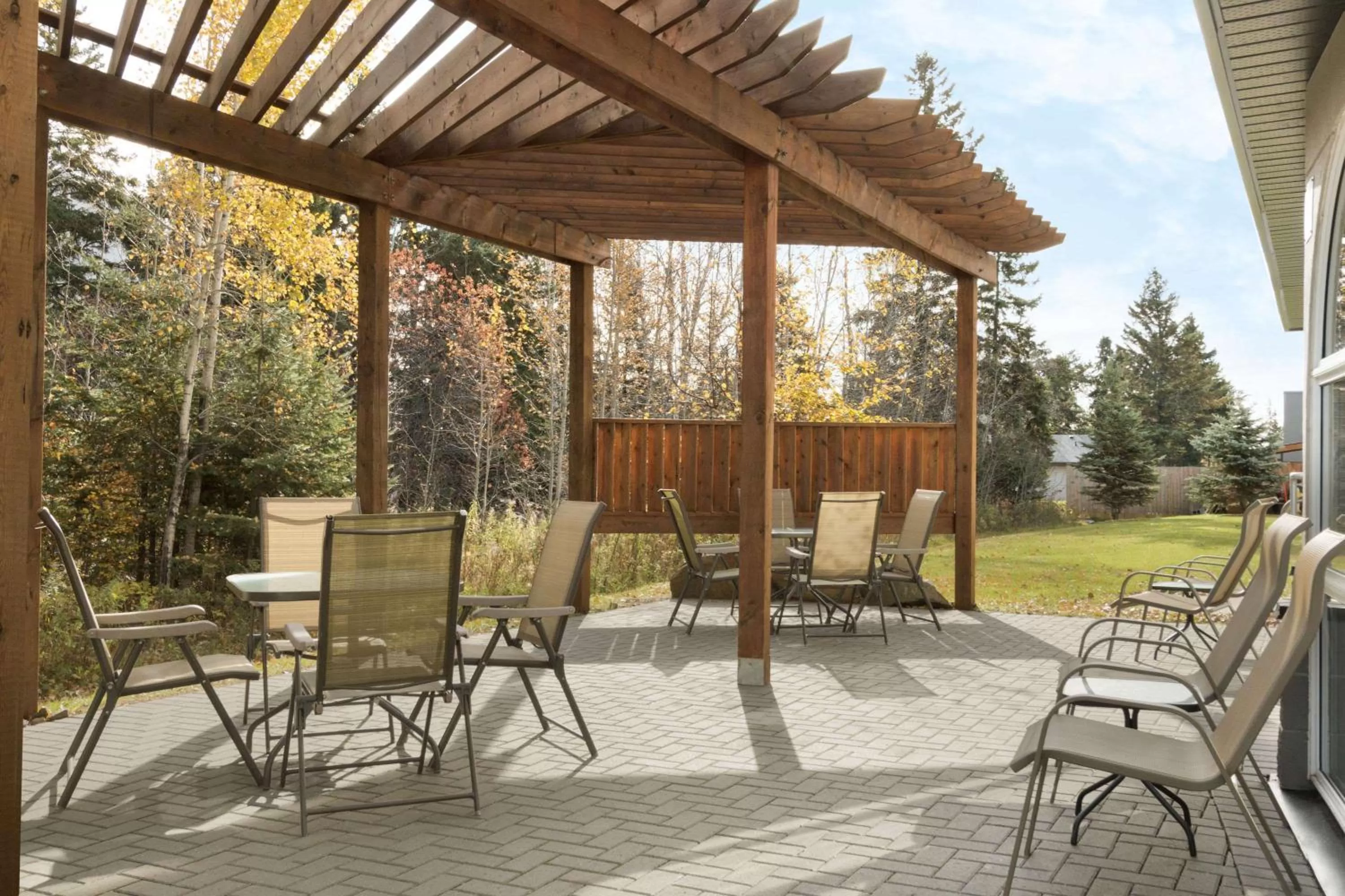 Lounge or bar in Days Inn by Wyndham Thunder Bay North