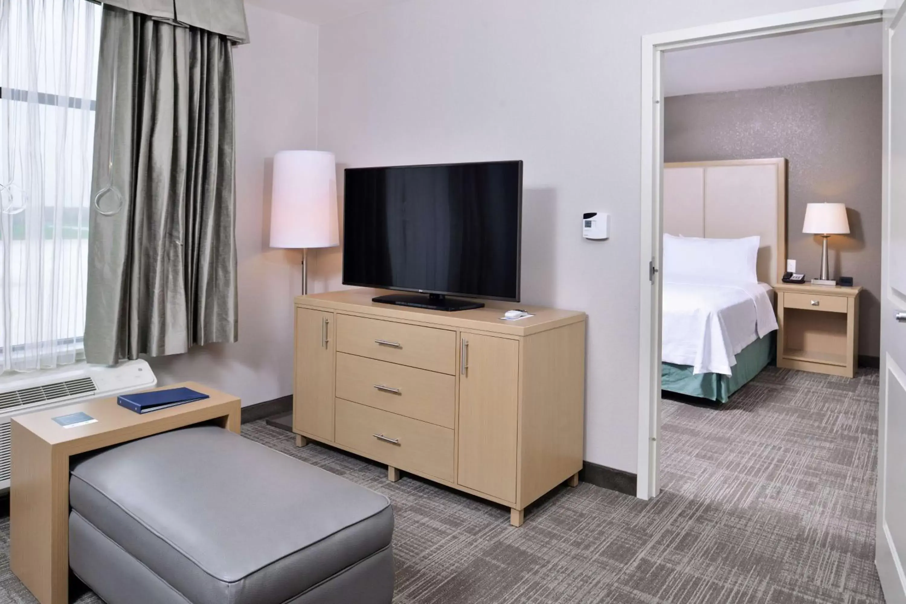 Bedroom, TV/Entertainment Center in Homewood Suites By Hilton Des Moines Airport