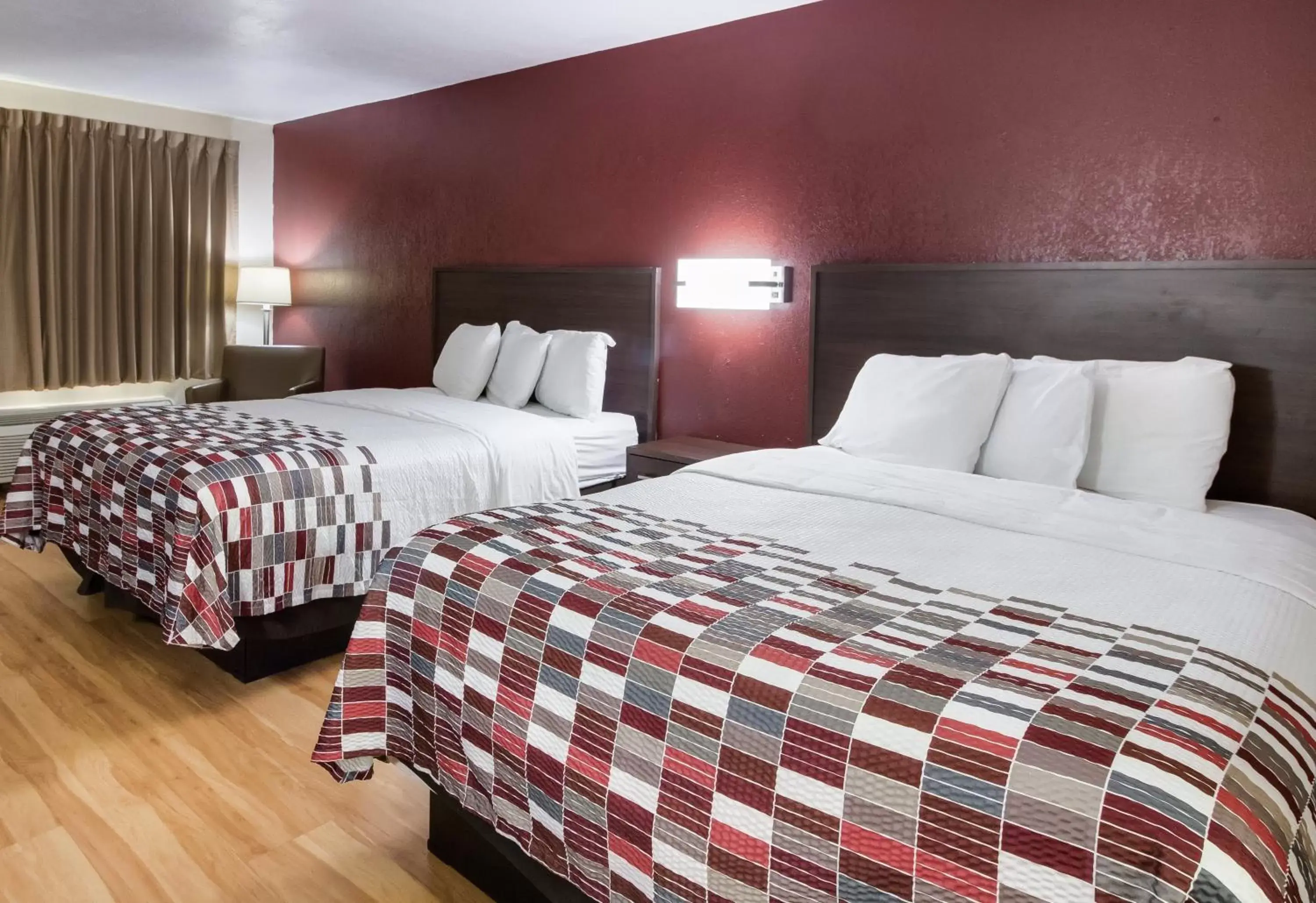 Photo of the whole room, Bed in Red Roof Inn & Suites Commerce - Athens