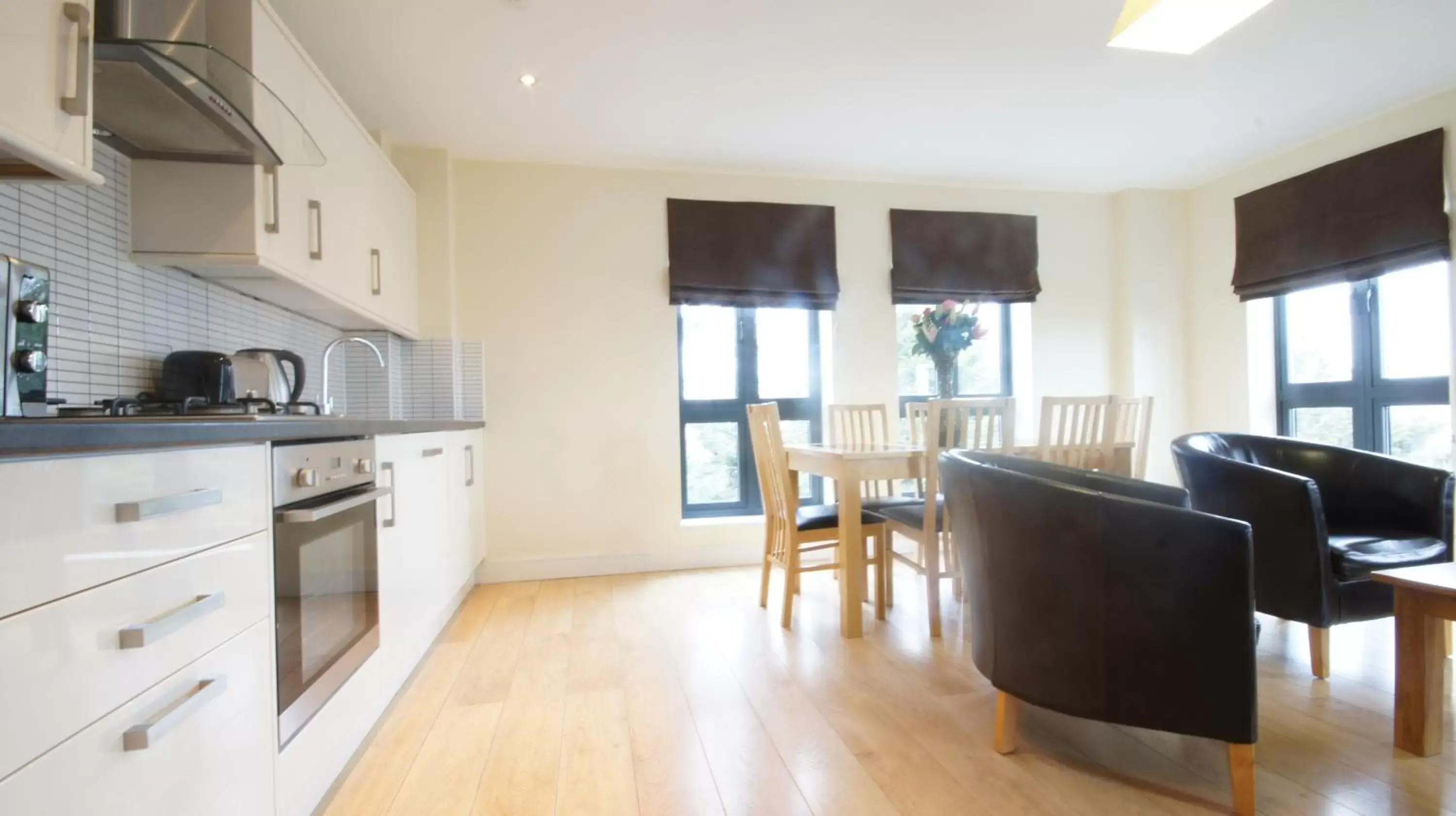 Seating area, Kitchen/Kitchenette in Lodge Drive Serviced Apartments