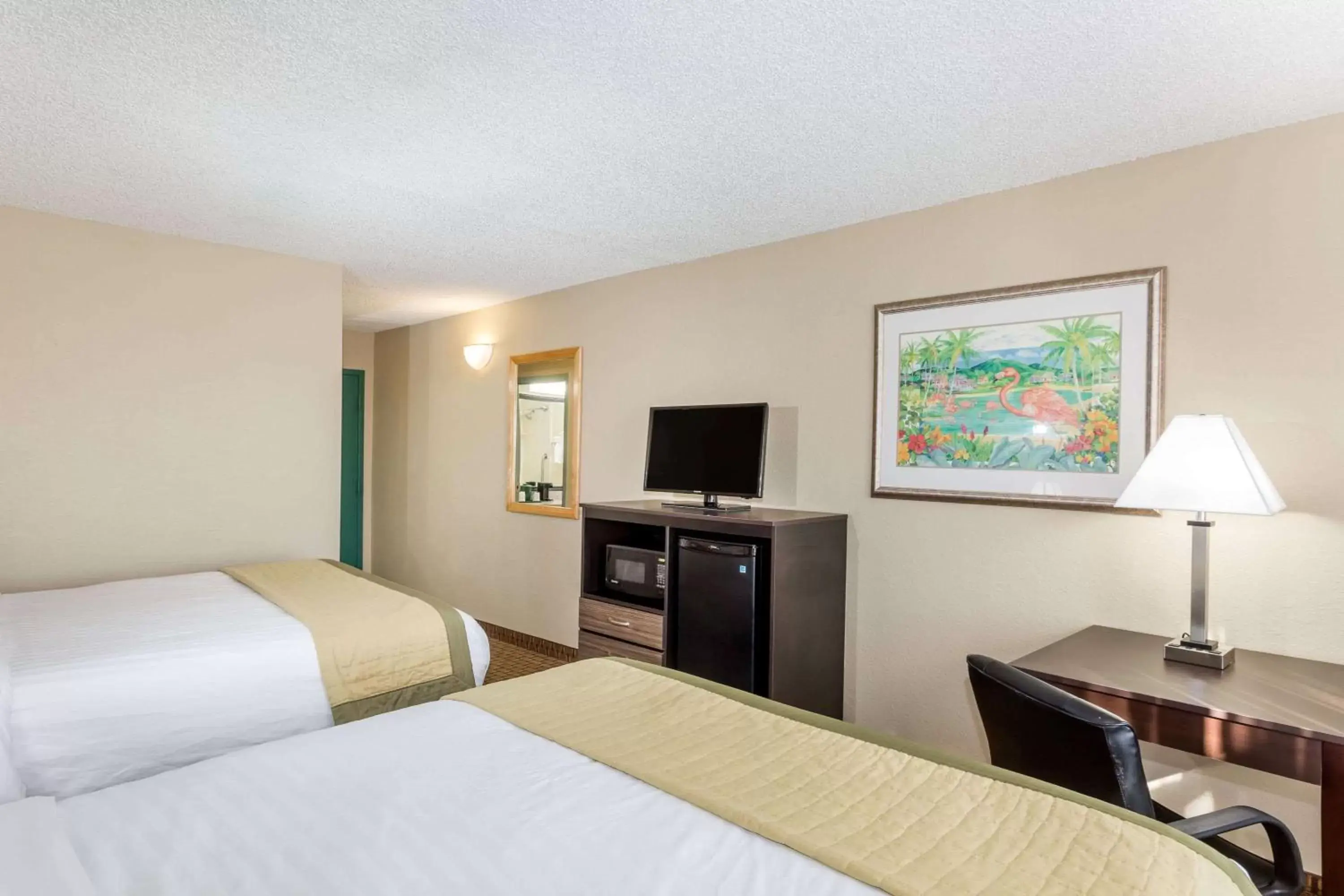 Photo of the whole room, Bed in Baymont by Wyndham Fort Myers Airport