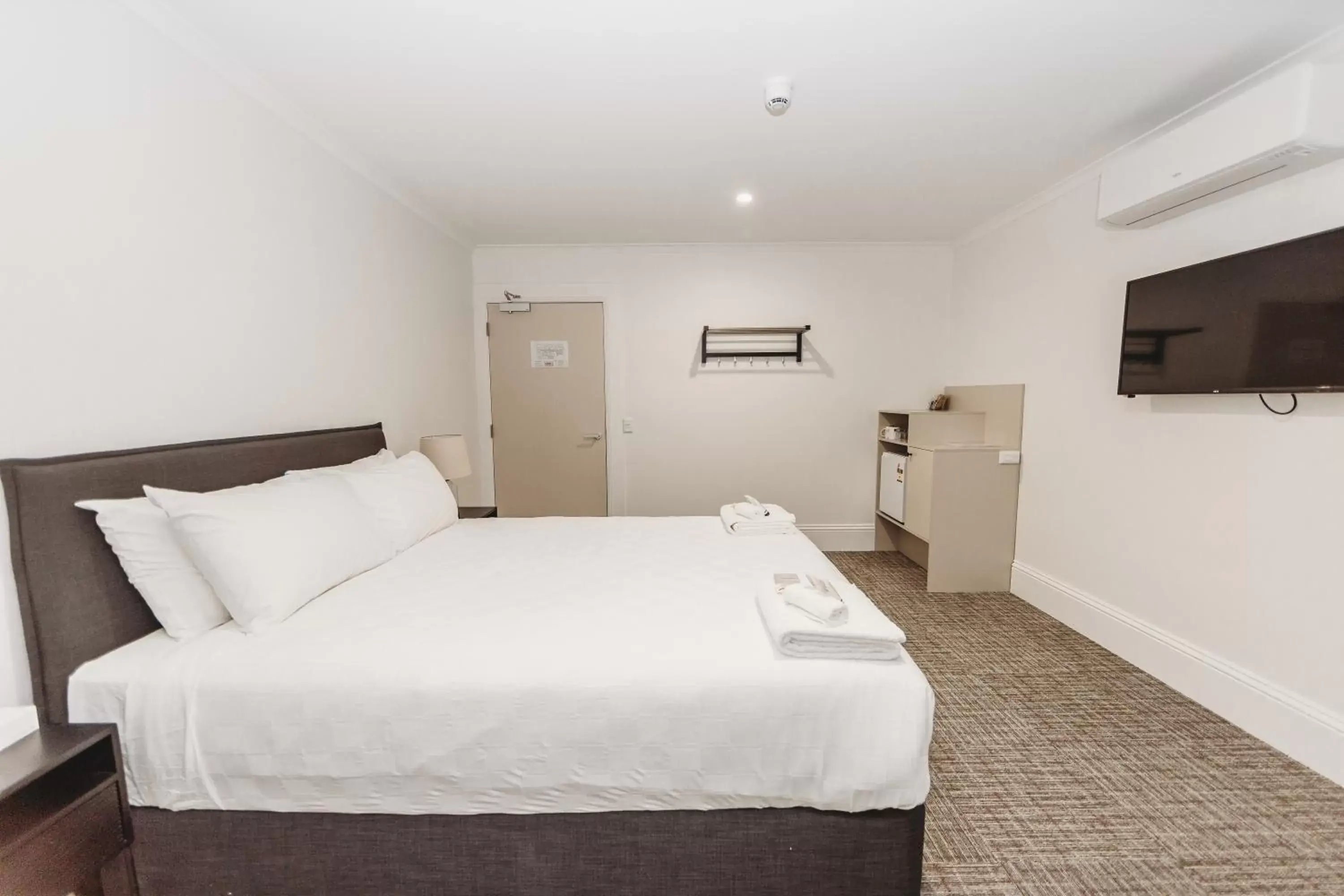 Deluxe Queen Room in The Albion Hotel Deluxe Queen Room in The Albion Hotel