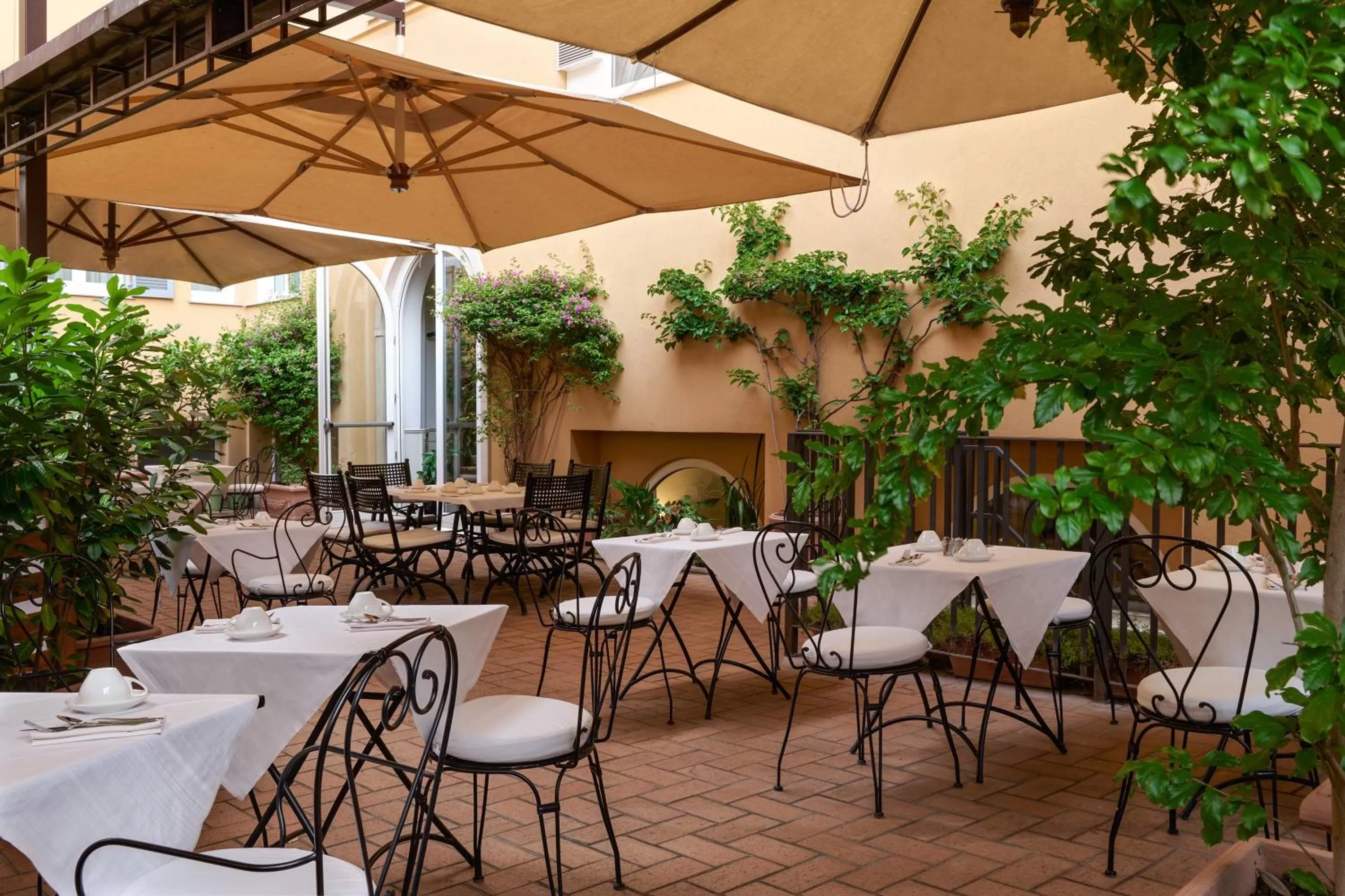 Patio in Hotel Degli Artisti