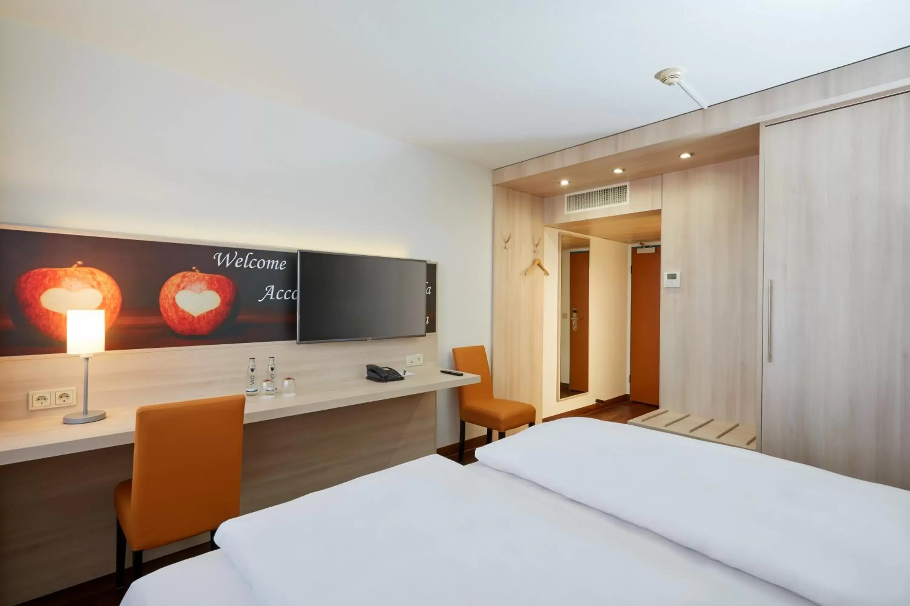 Photo of the whole room, Bed in H+ Hotel Stuttgart Herrenberg