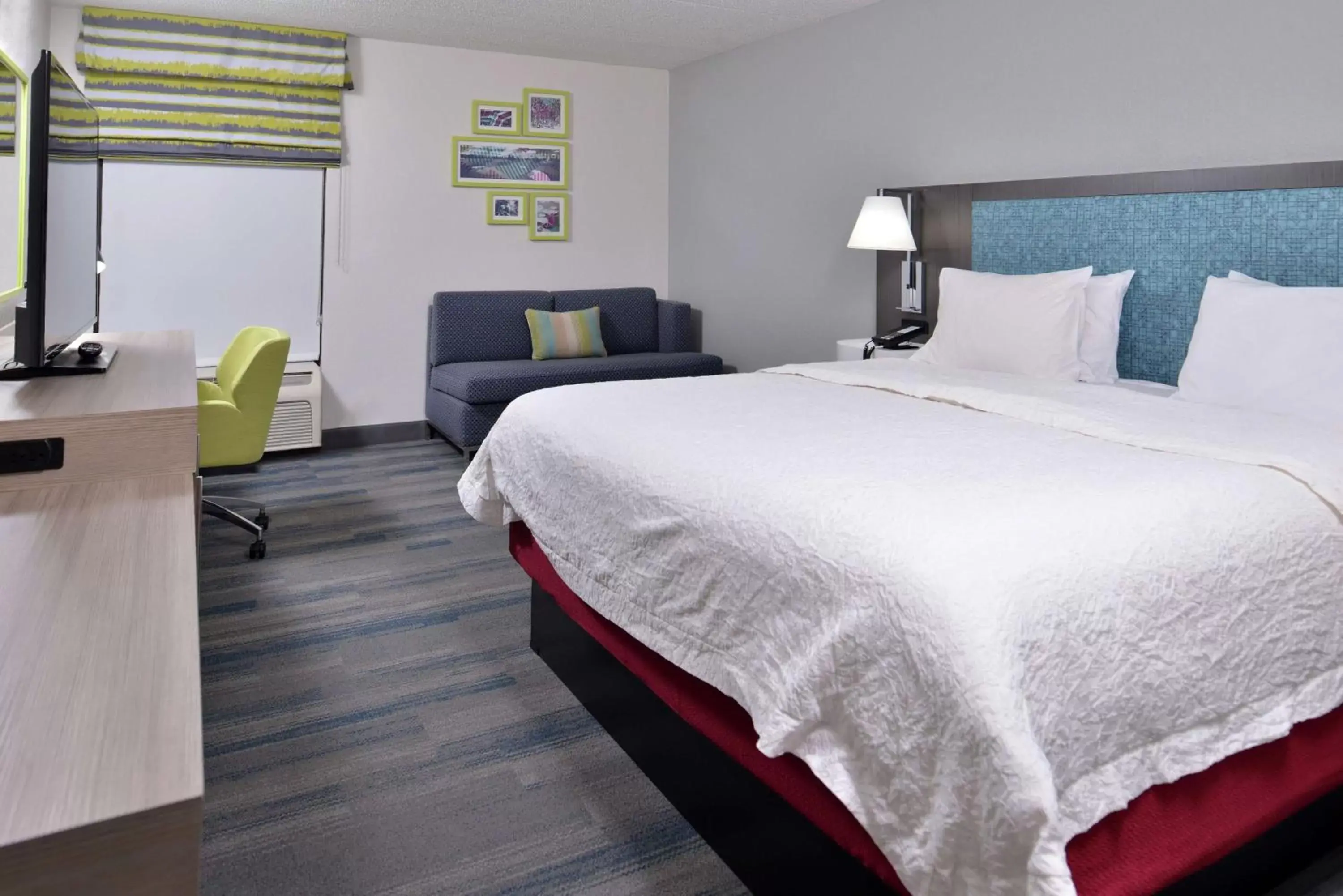 Bedroom, Bed in Hampton Inn - Greenville