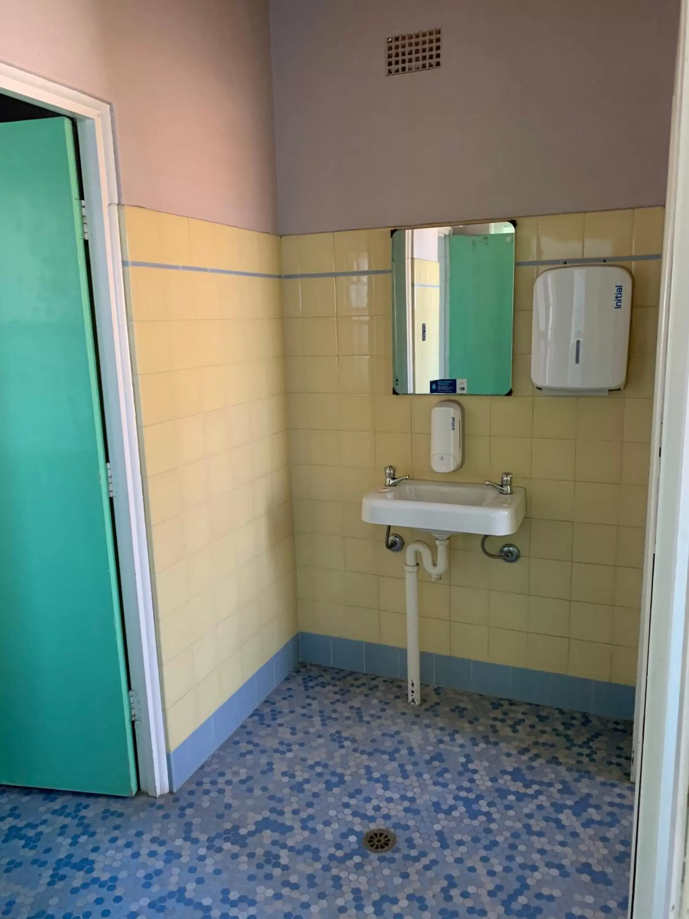 Bathroom in Kootingal Hotel