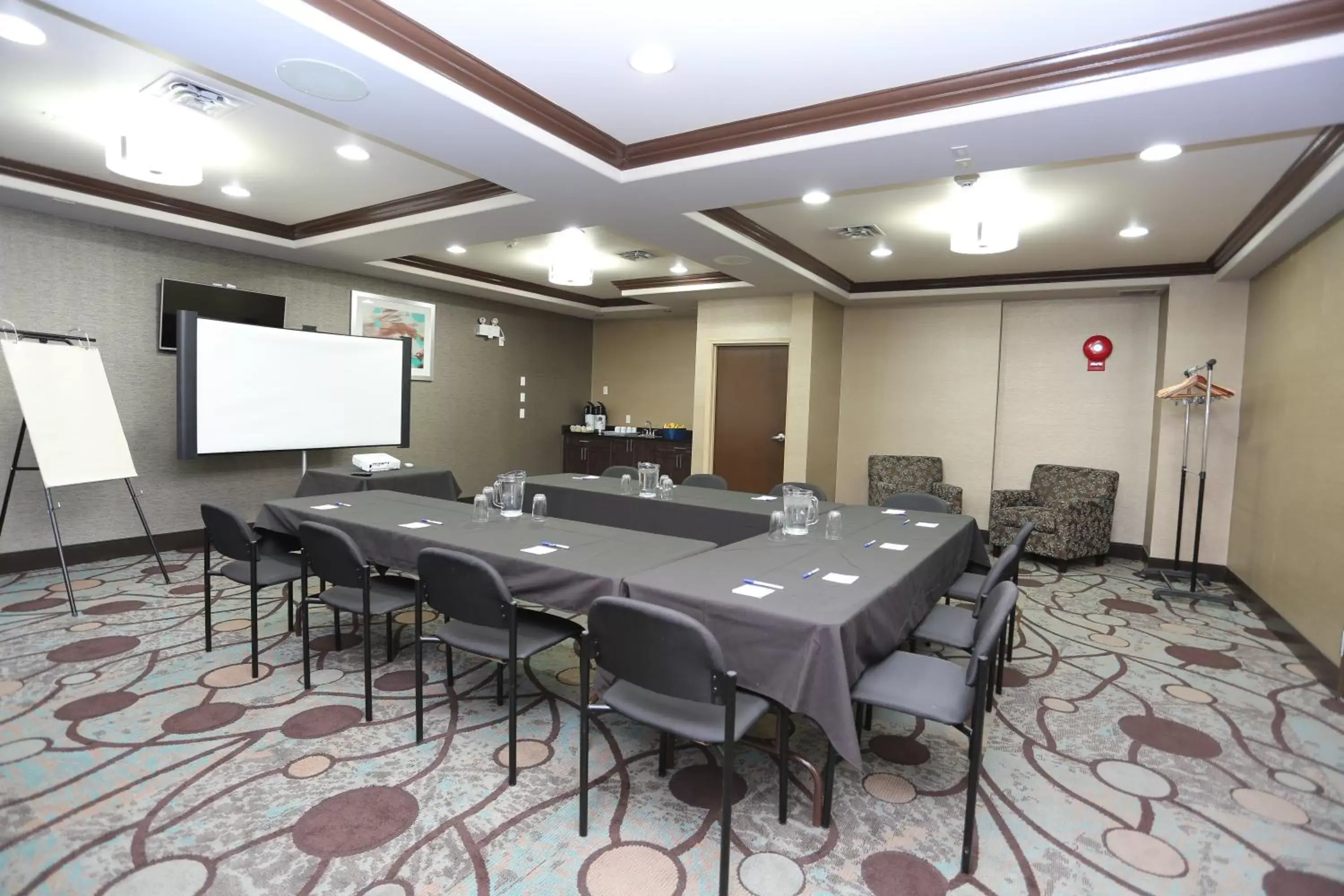 Meeting/conference room in Holiday Inn Express Hotel & Suites Vernon, an IHG Hotel