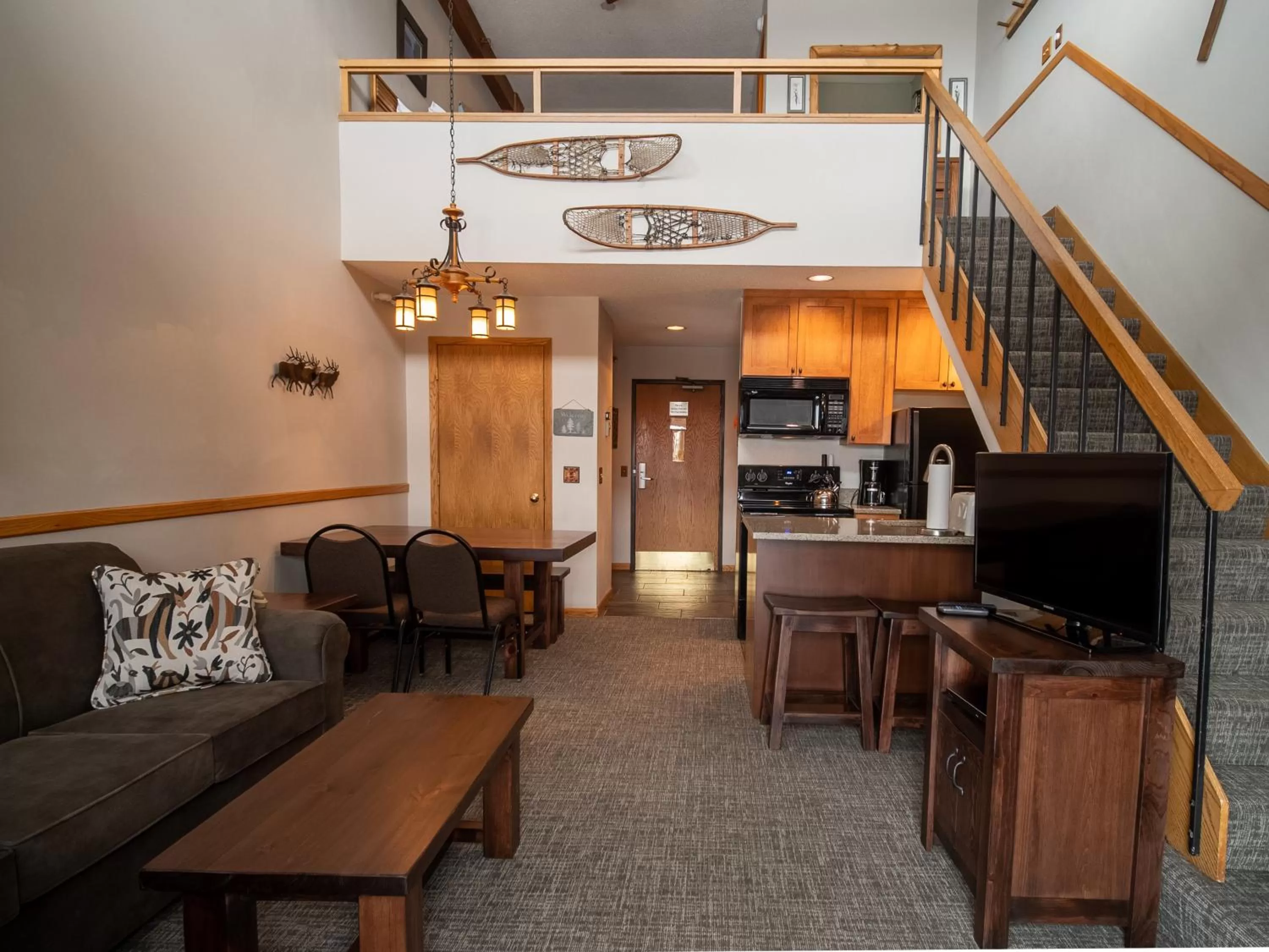 Living room in Caribou Highlands Lodge