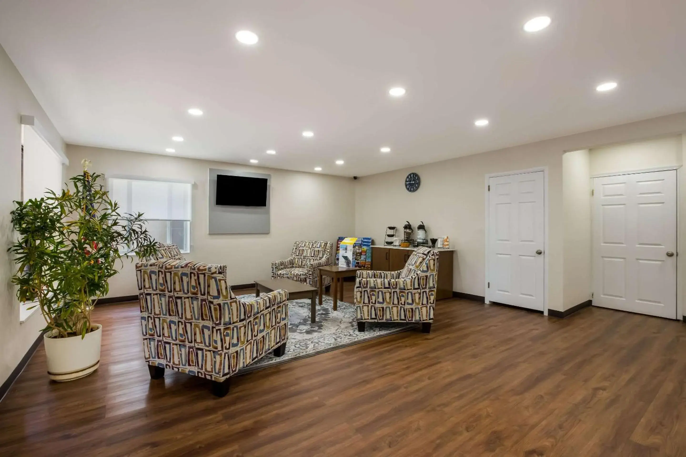 Lobby or reception, Seating Area in Suburban Studios Millville