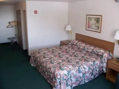 Bed in Budget Host Inn & Suites North Branch