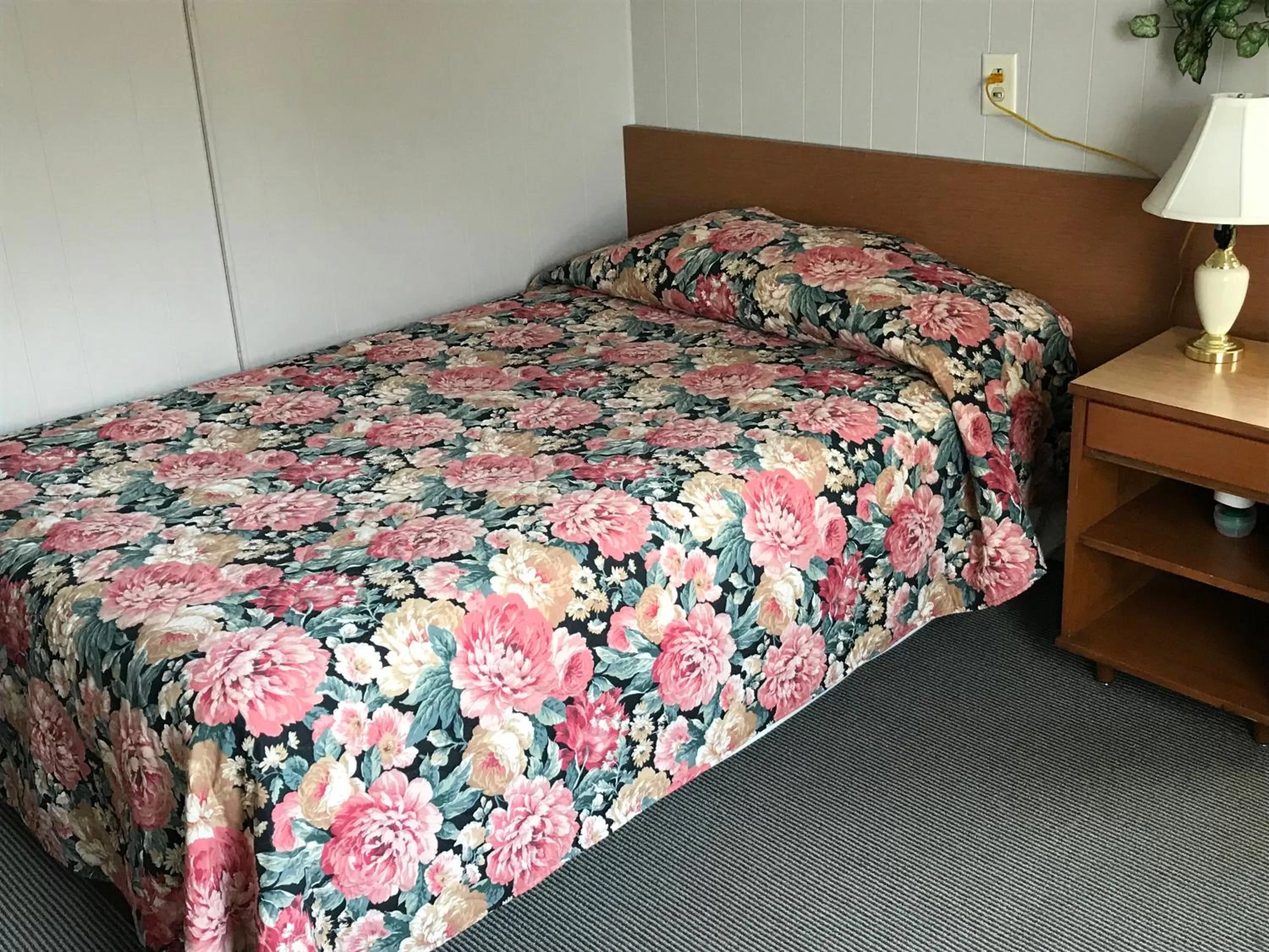 Bedroom, Bed in Simmons Motel and Suites
