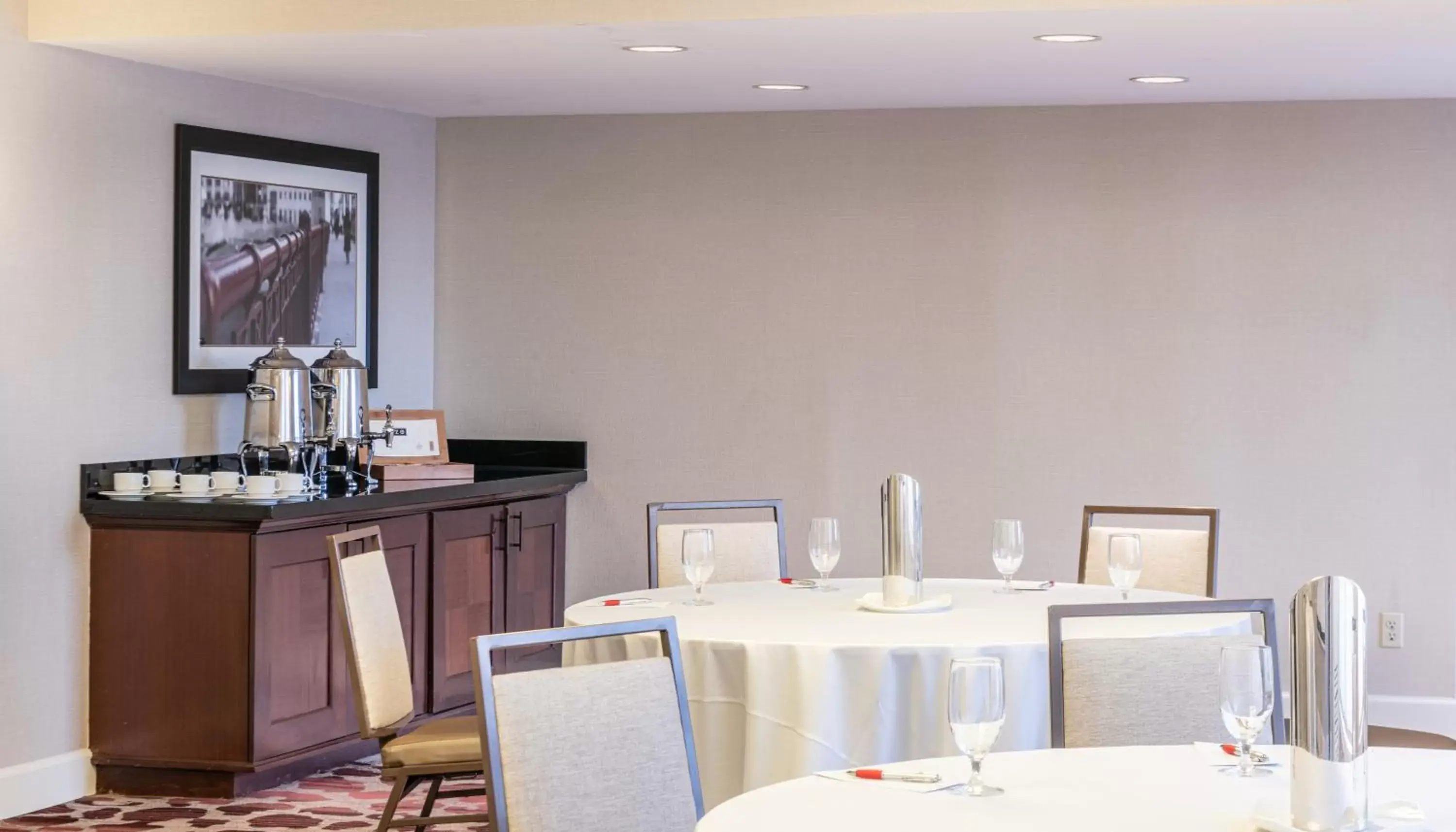 Coffee/tea facilities, Restaurant/Places to Eat in Chicago Marriott Suites Deerfield