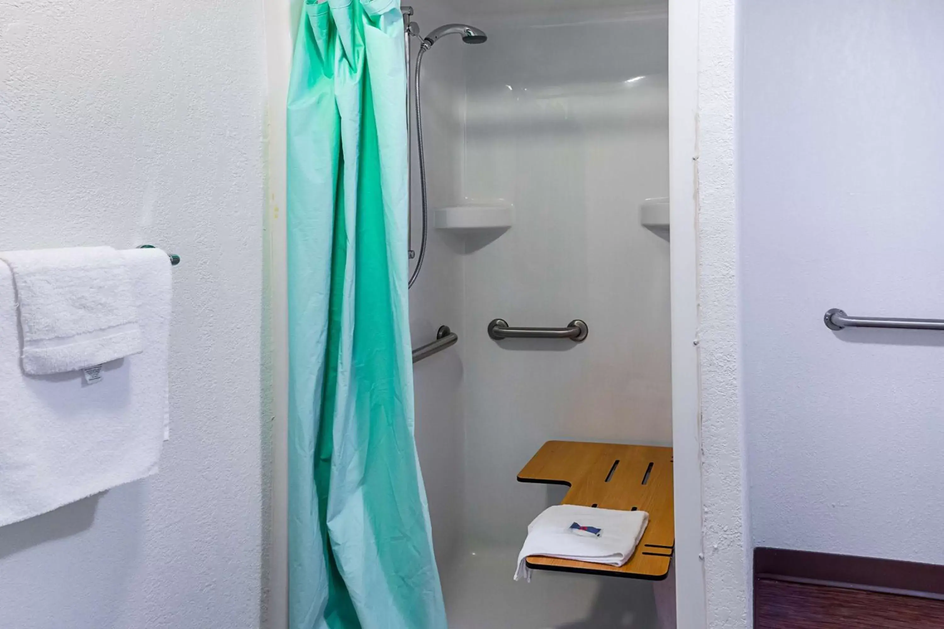 Shower, Bathroom in Motel 6-Boerne, TX