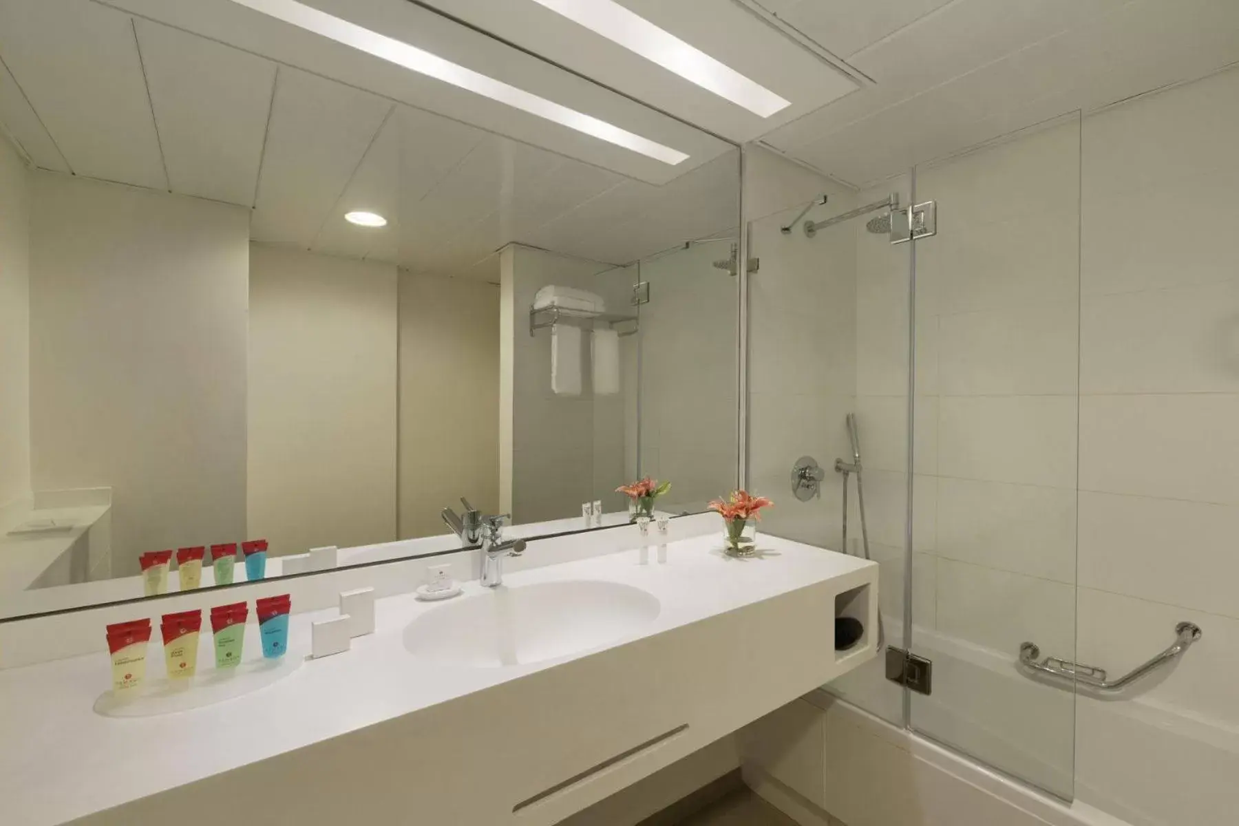 Bathroom in Ramada Hotel & Suites by Wyndham Netanya