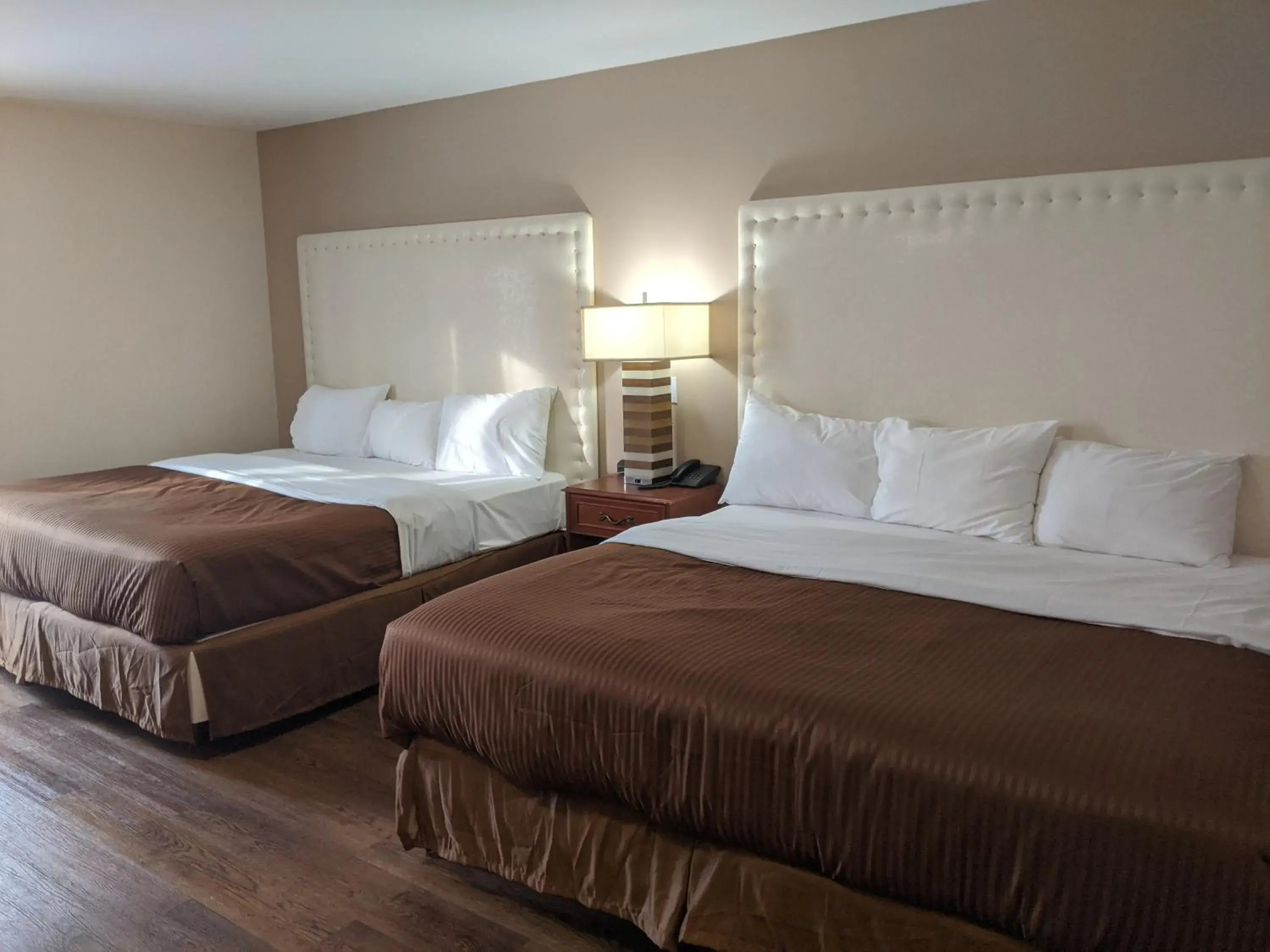 Bed in Falls Lodge & Suites