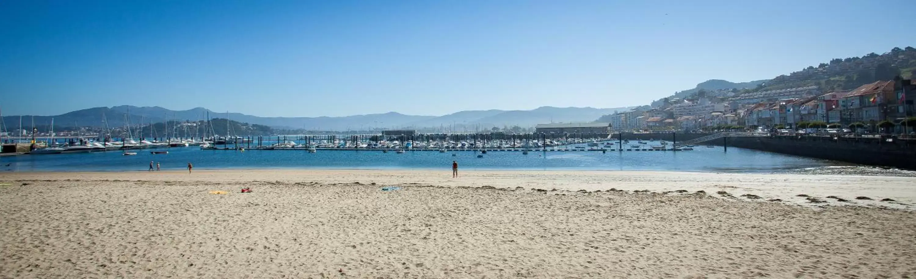 Nearby landmark, Beach in Apartamentos Villa Zoila Baiona