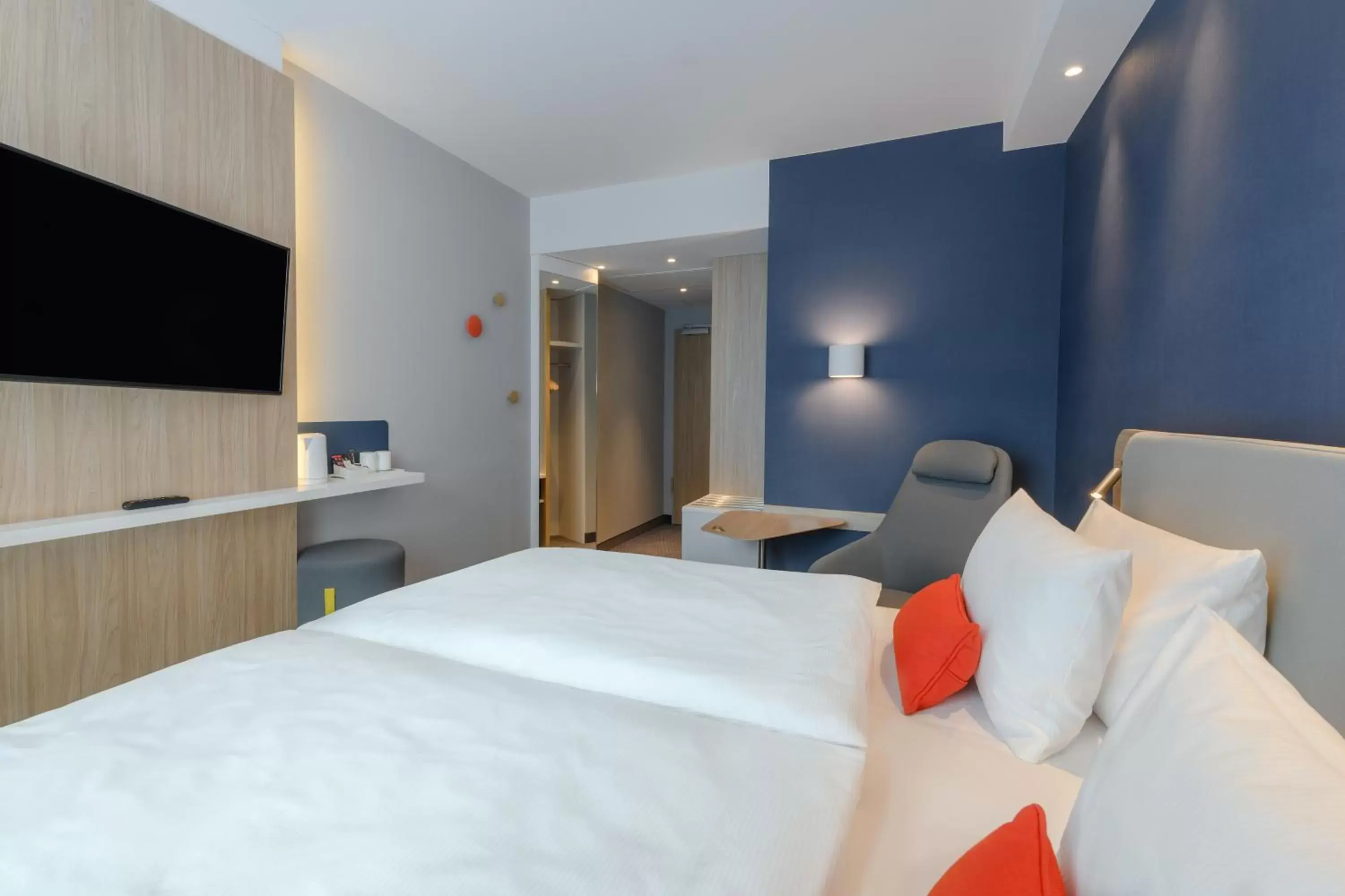 Living room, Bed in Holiday Inn Express - Goettingen, an IHG Hotel