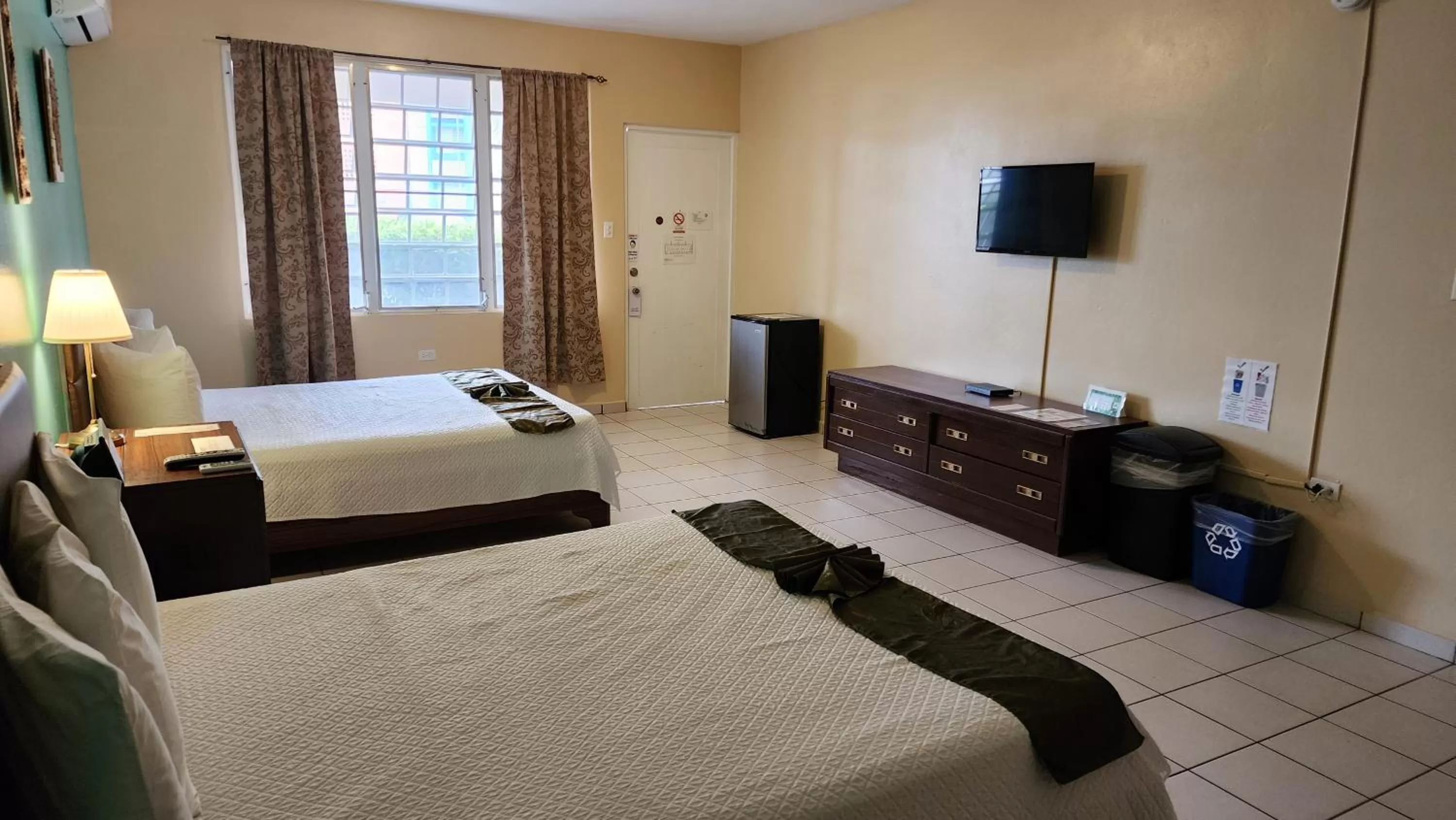 Bedroom, Bed in Combate Beach Resort