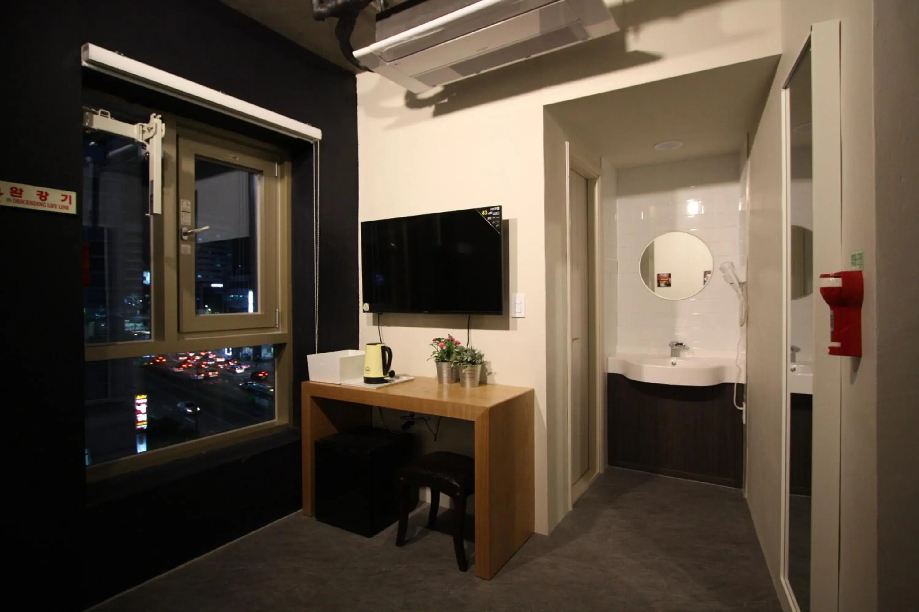 Bedroom, TV/Entertainment Center in Nabi Hostel Hongdae