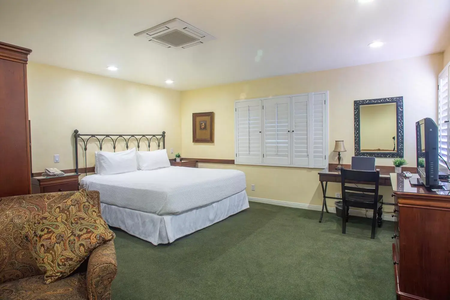 Bed in Castillo Inn at the Beach