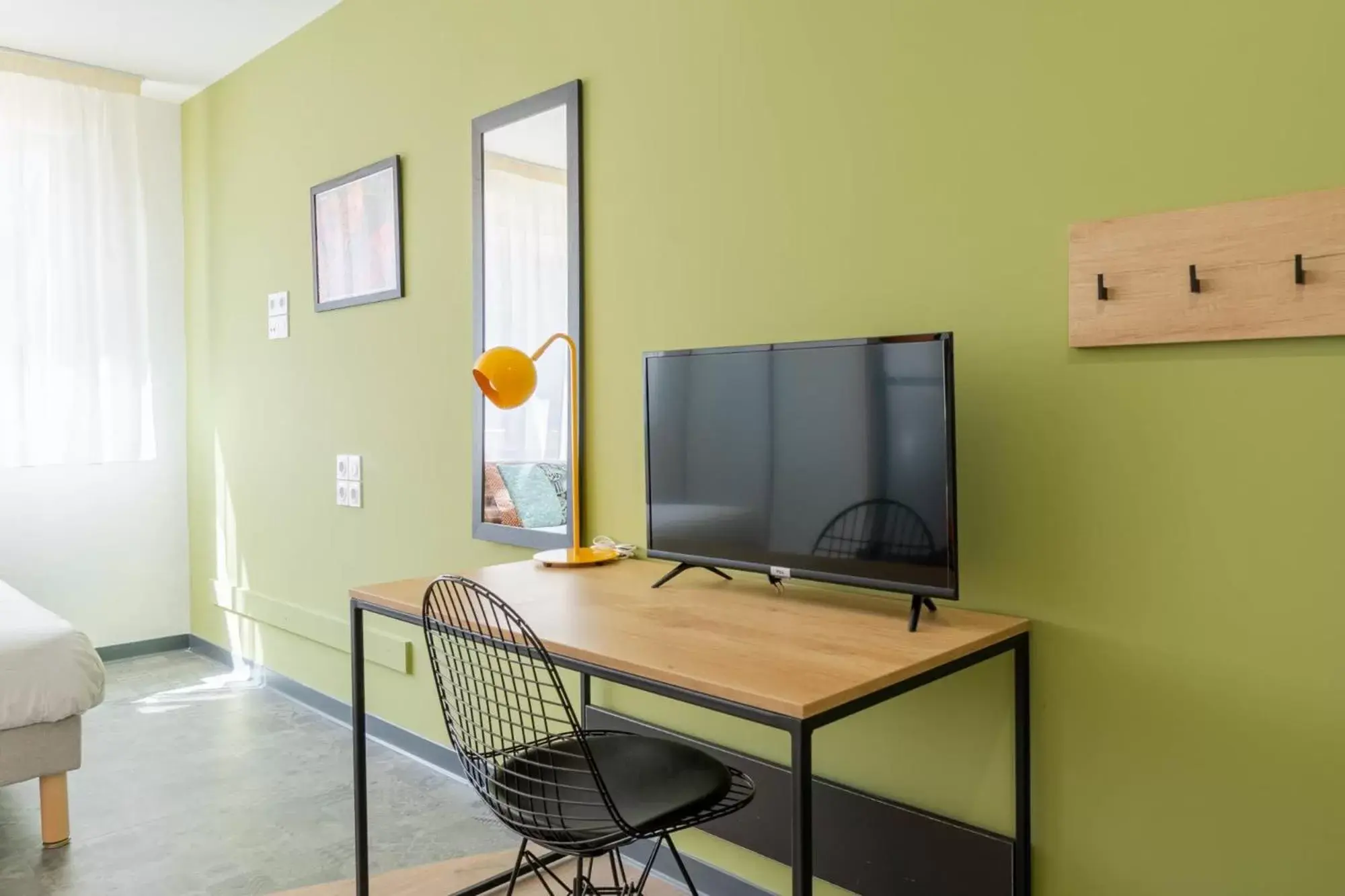 Bedroom, TV/Entertainment Center in Kabane Montpellier