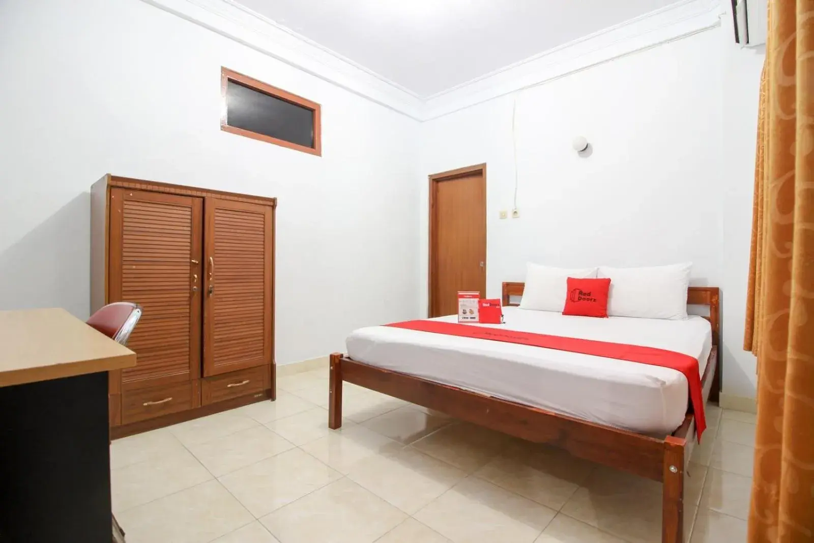 Bedroom, Bed in RedDoorz Plus near Alun Alun Selatan