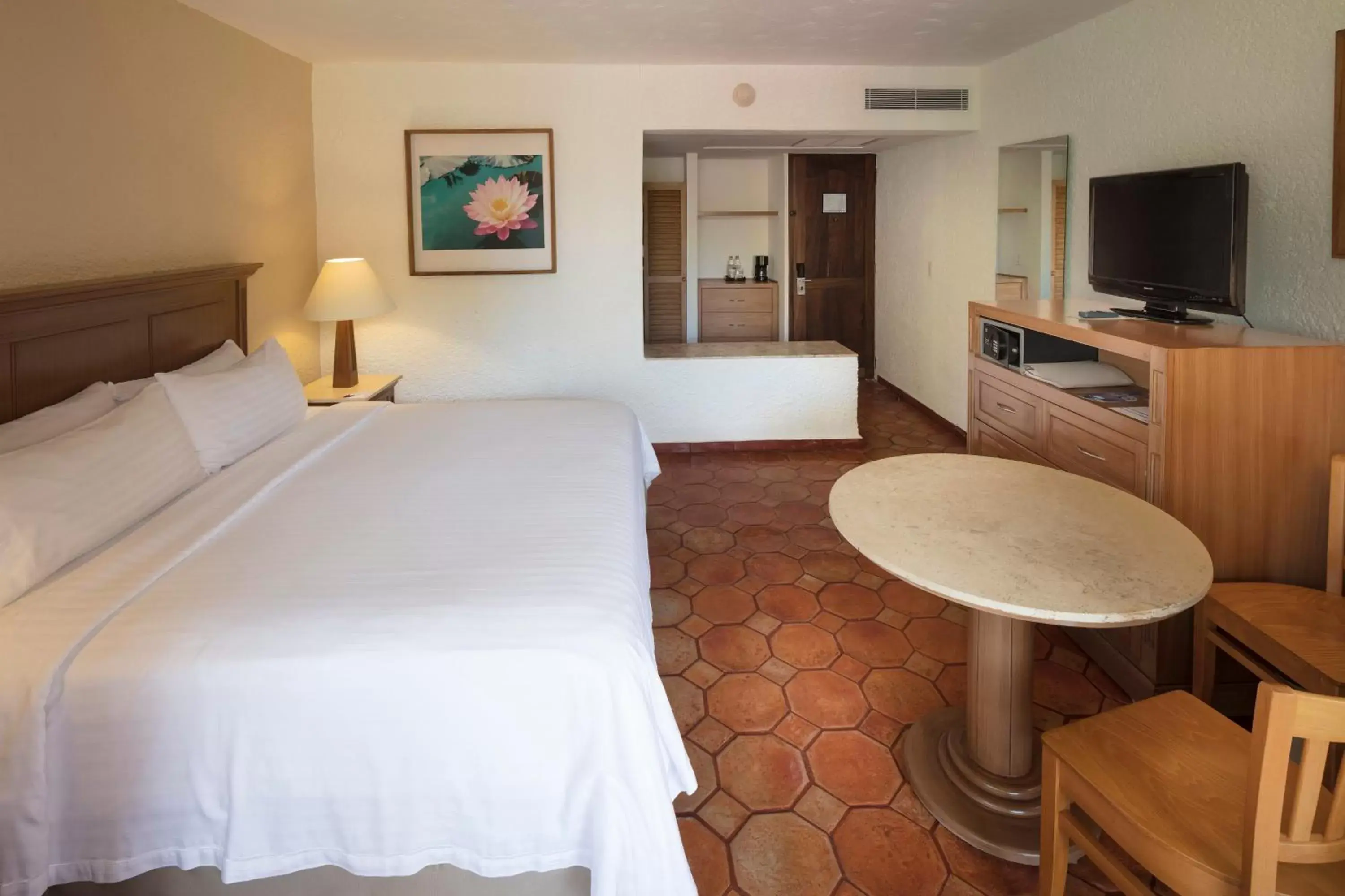 Photo of the whole room, Bed in Holiday Inn Resort Ixtapa All-Inclusive, an IHG Hotel