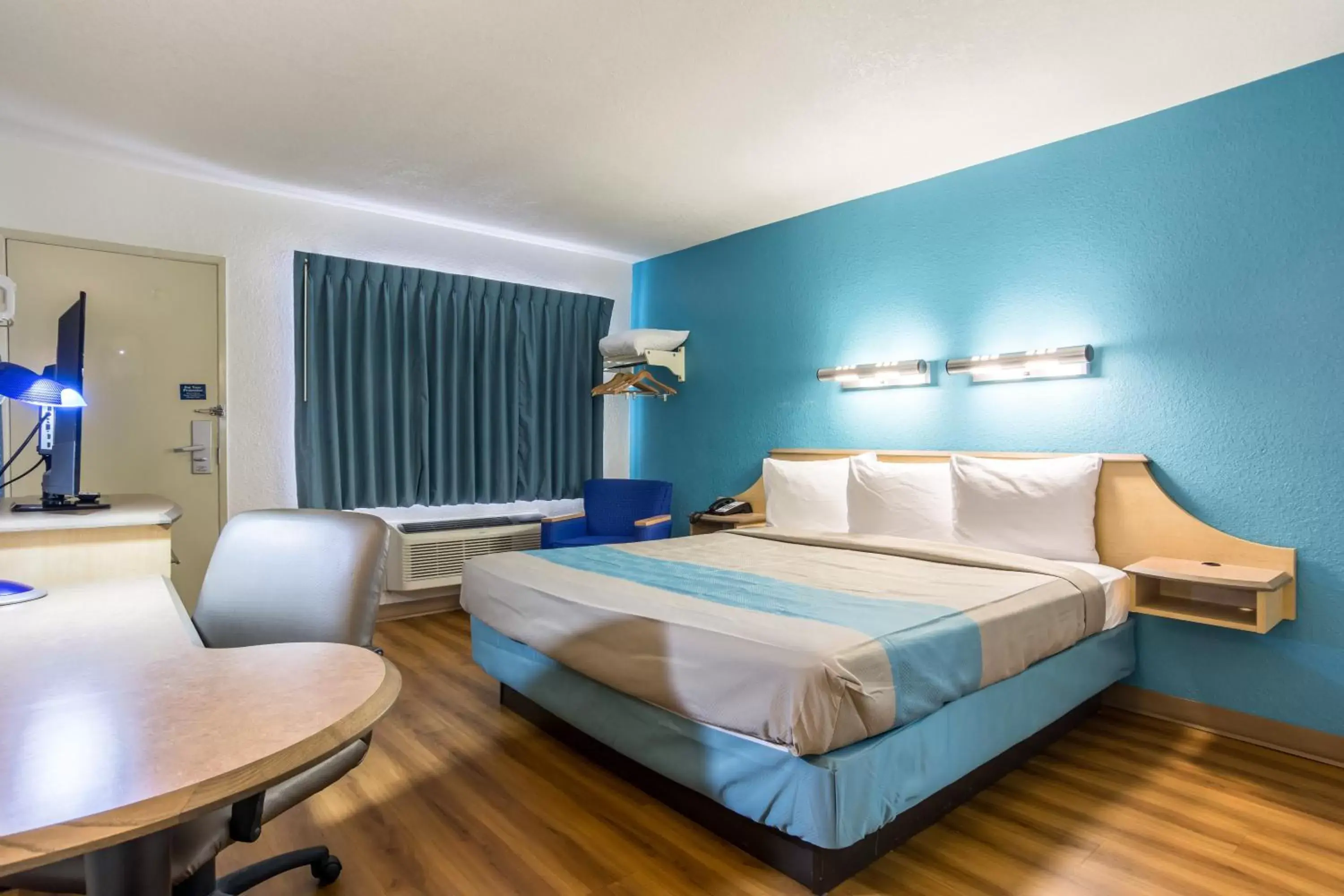 Bedroom, Bed in Motel 6-Atlanta, GA - Downtown