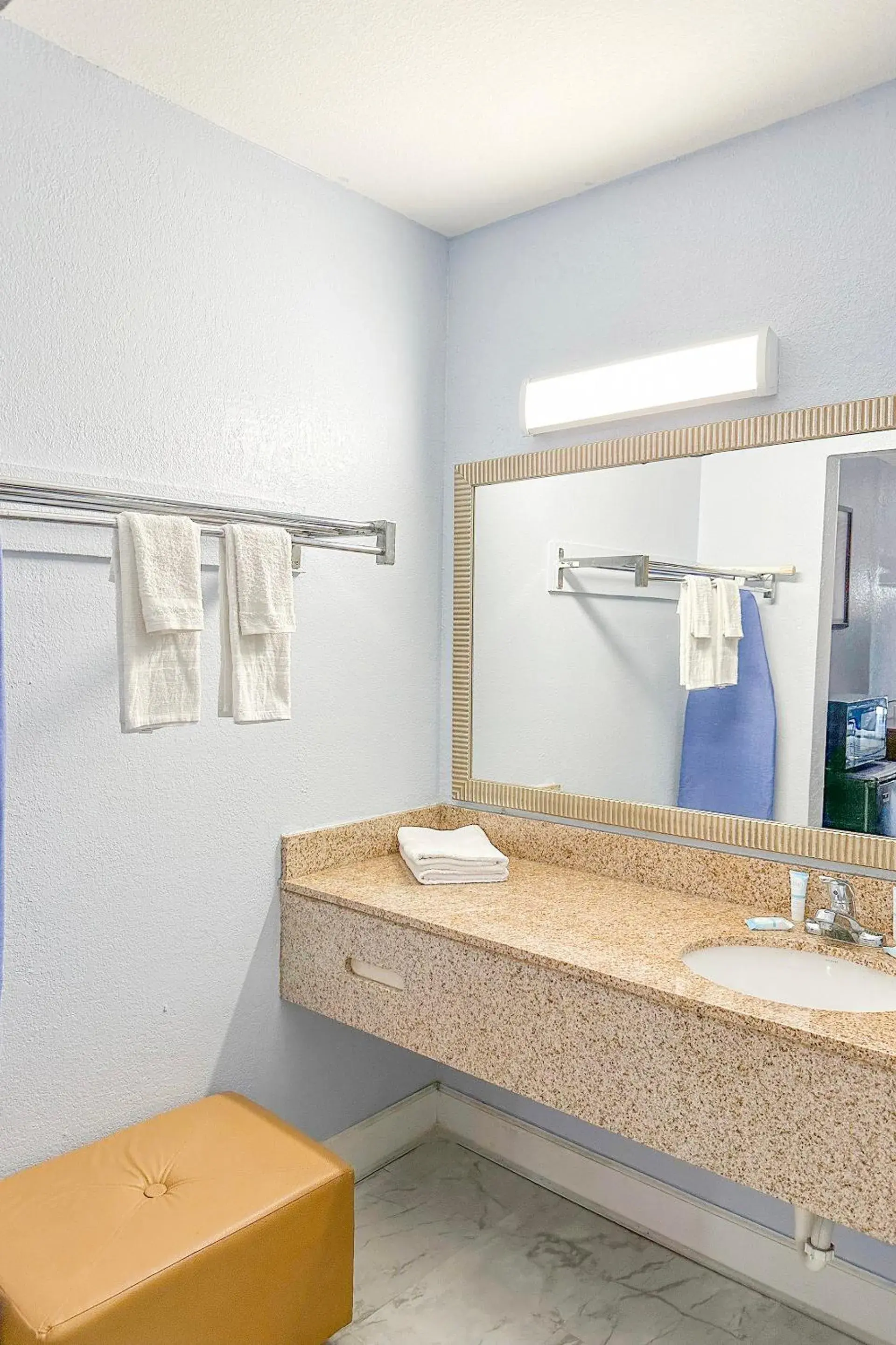 Bathroom in Paradise Inn By OYO Hattiesburg North