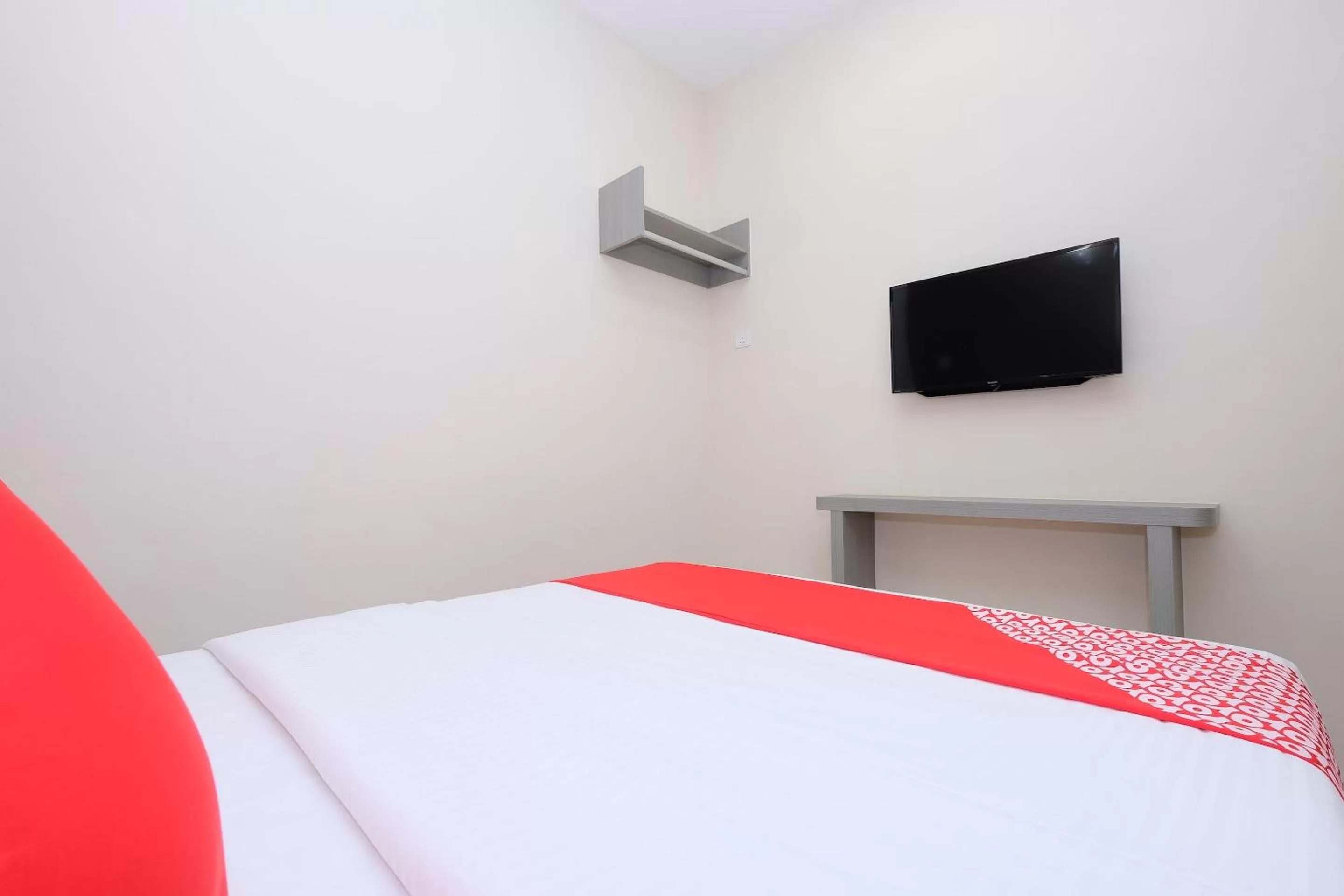 Bedroom, Bed in Super OYO 43935 Mancalin Hotel