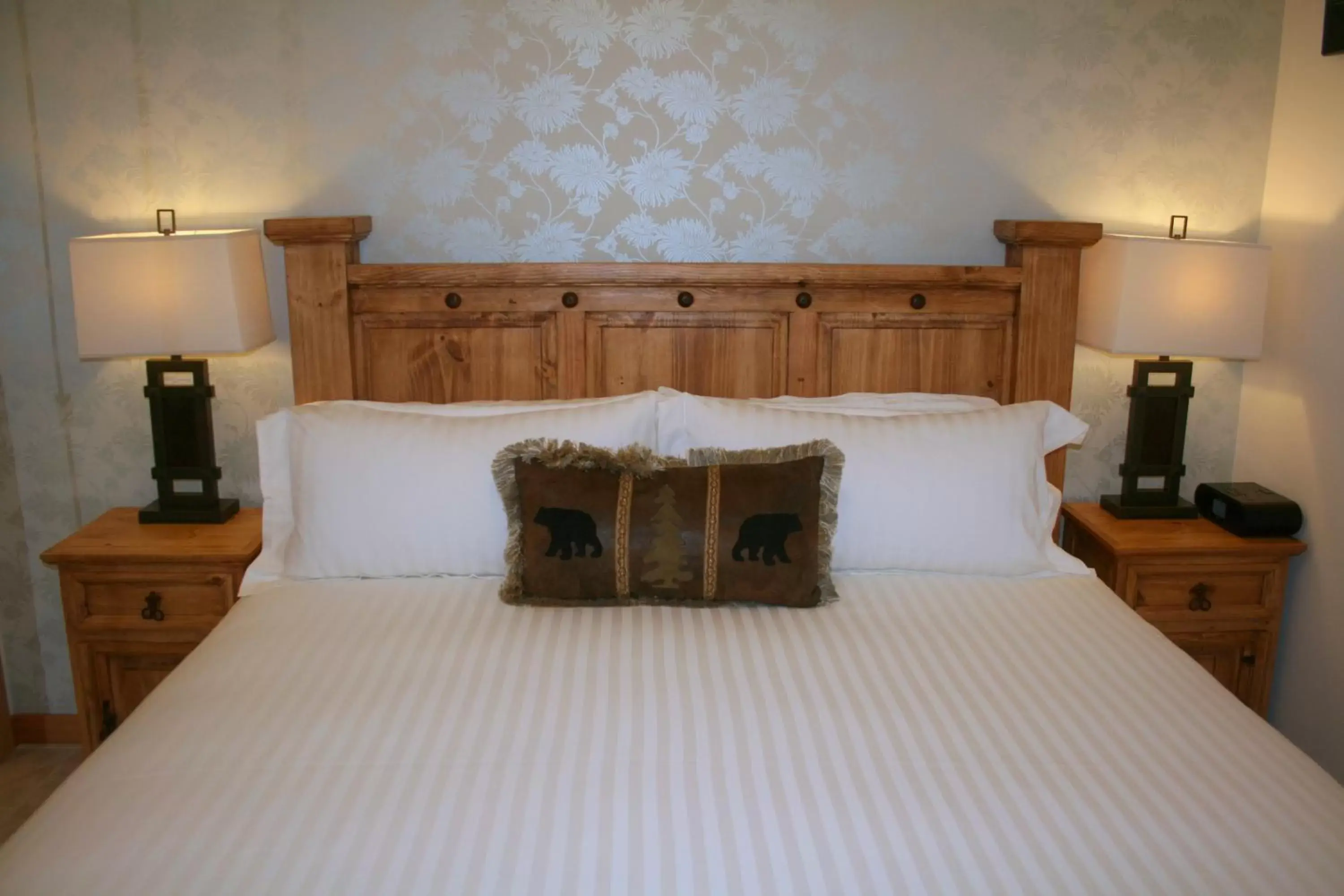 Decorative detail, Bed in Canyon Ridge Lodge