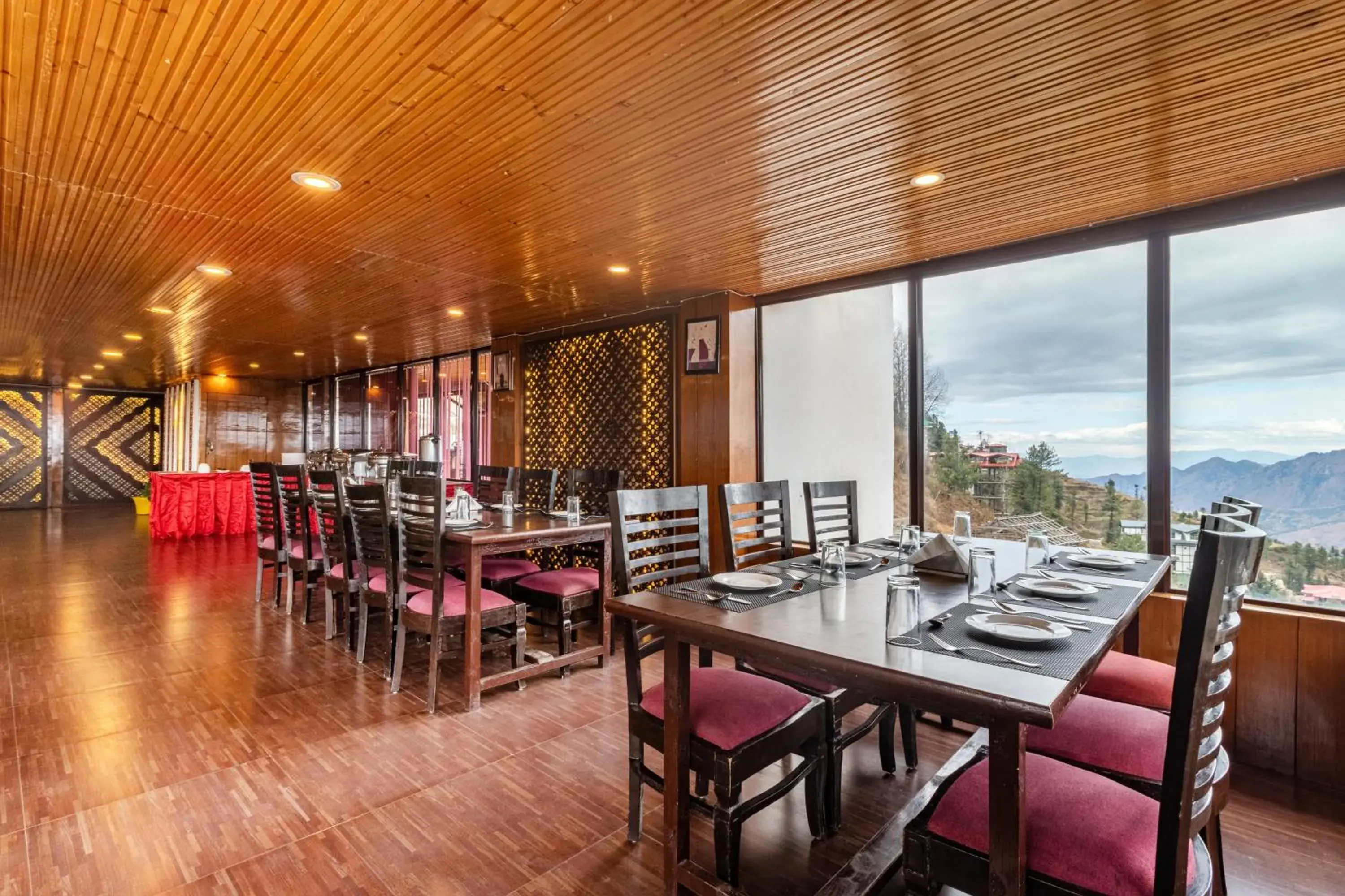 Restaurant/Places to Eat in Treebo Trend Snow View Resort