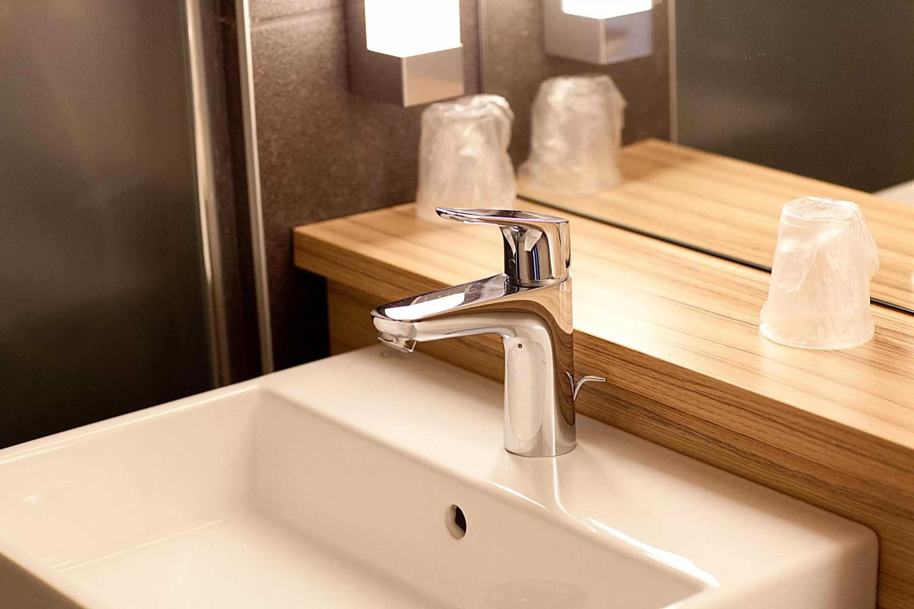 Bathroom in Campanile Clermont-Ferrand ~ Aubière