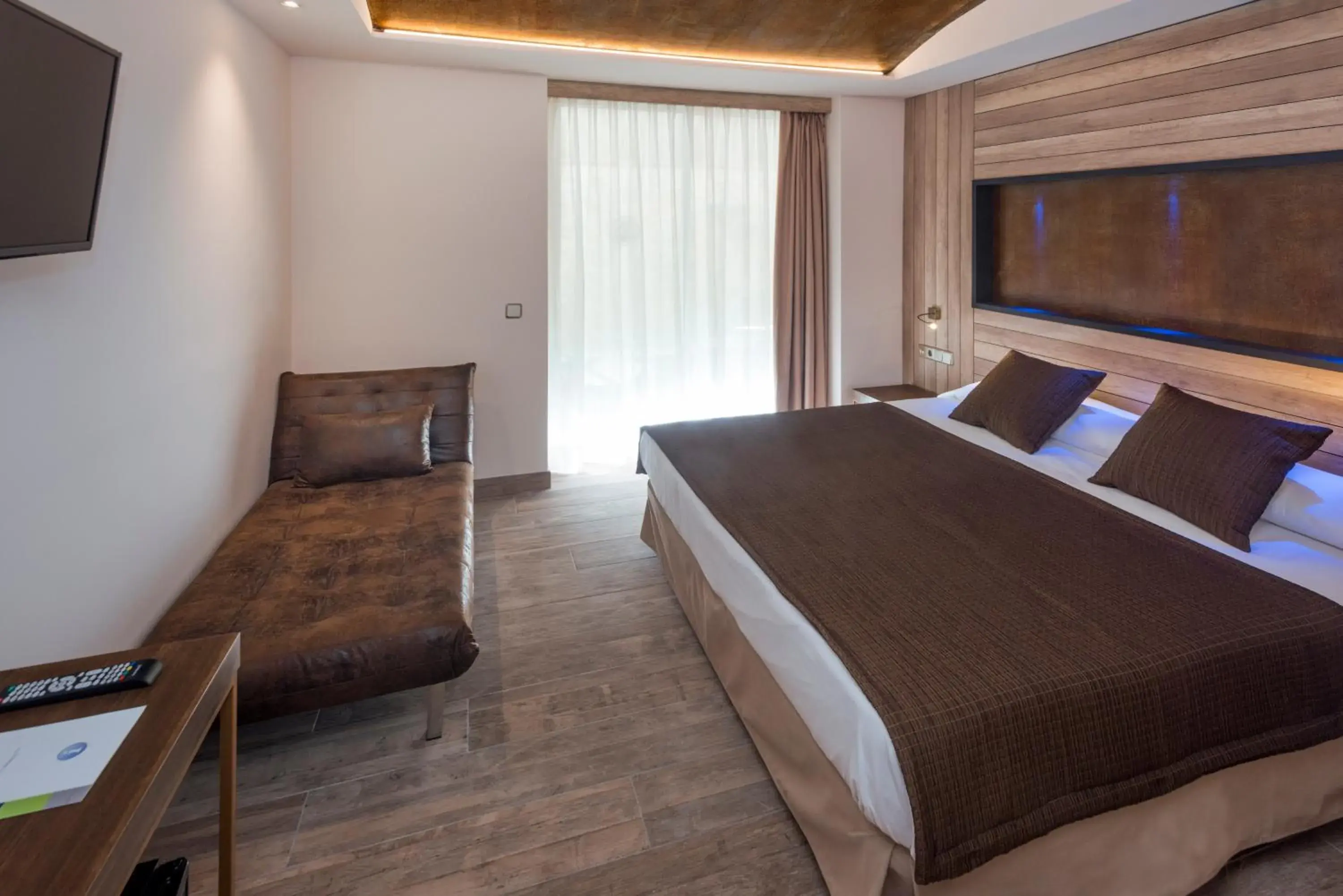 Photo of the whole room, Bed in GHT Neptuno