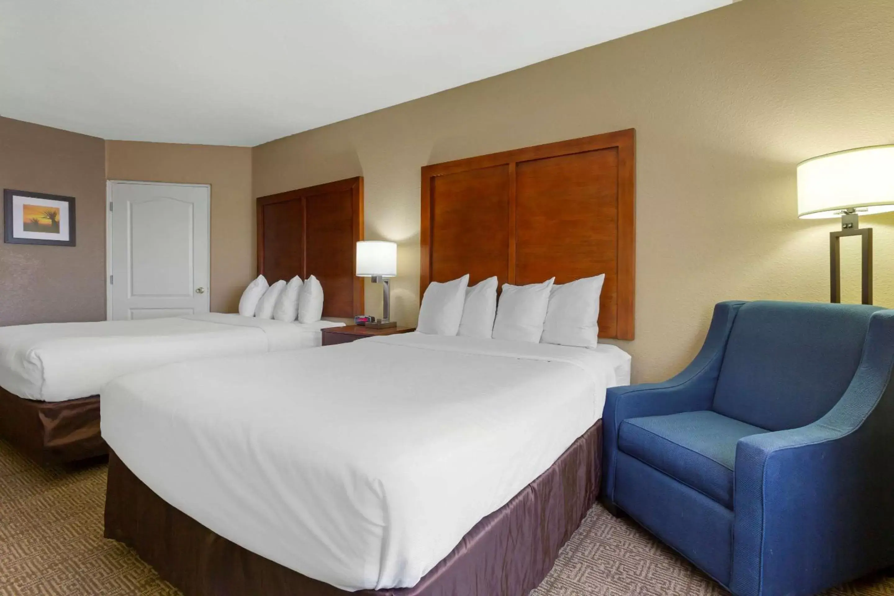 Photo of the whole room, Bed in Comfort Inn & Suites North Glendale and Peoria