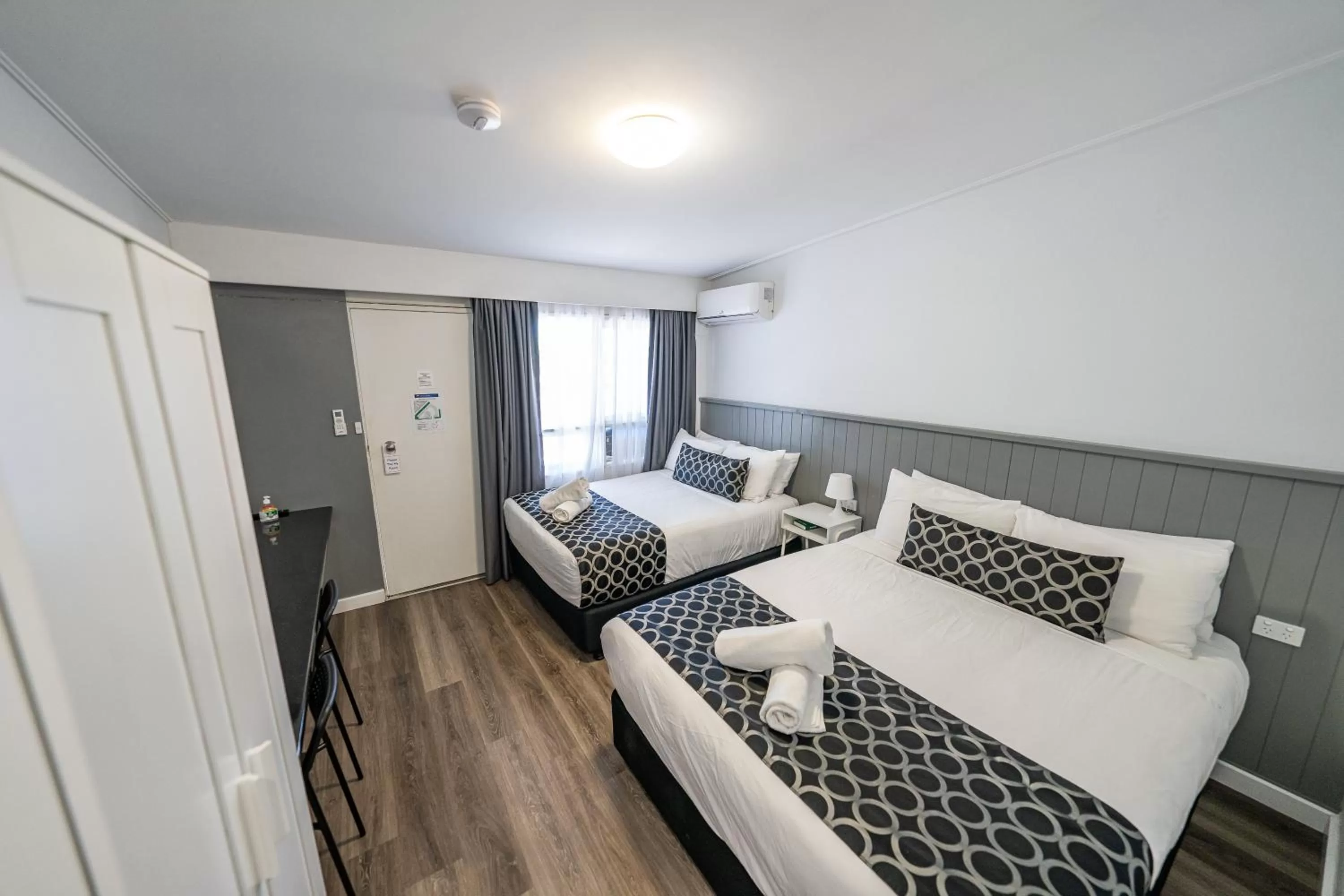 Photo of the whole room, Bed in Bega Motel