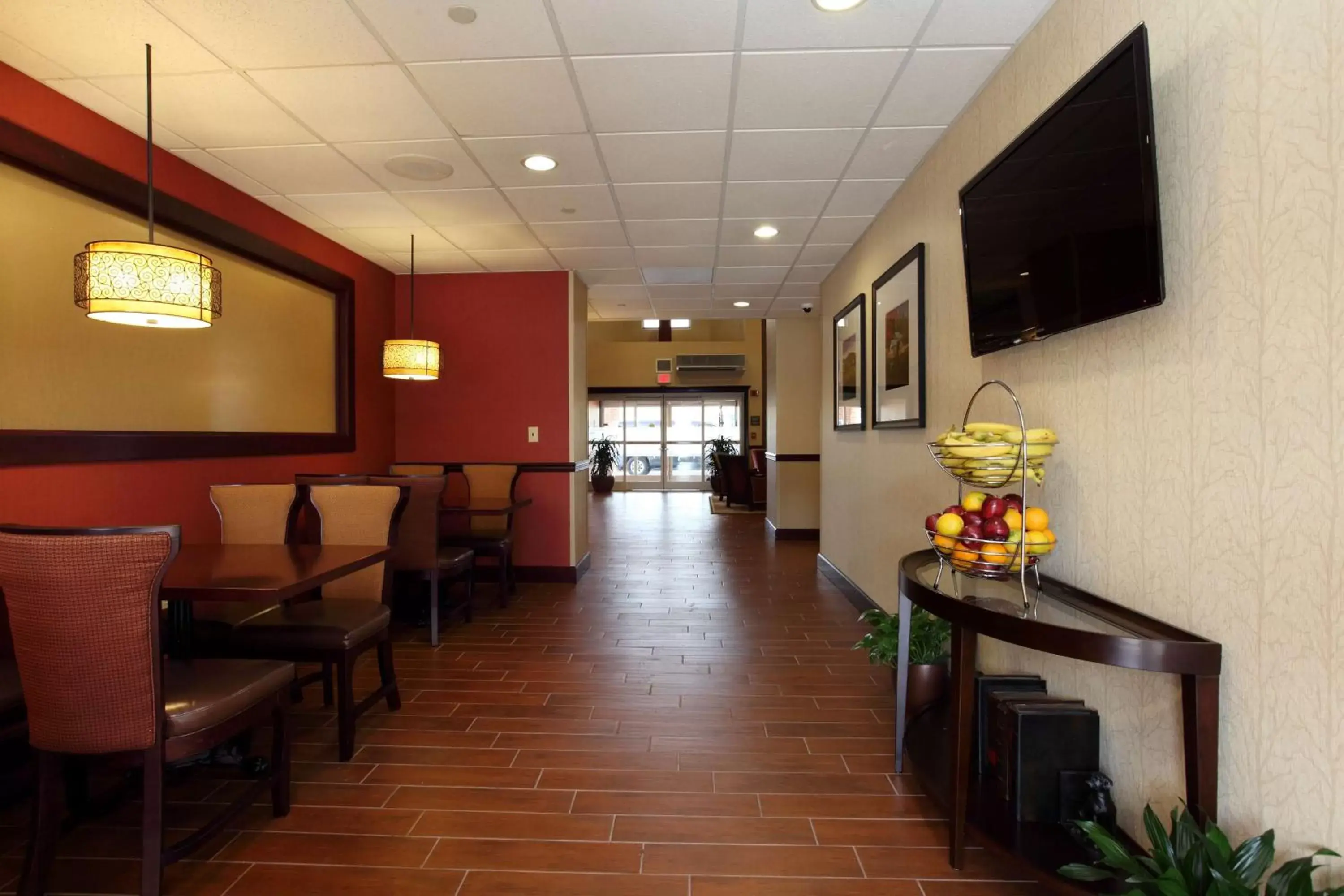 Dining area in Hampton Inn & Suites Charlottesville at the University