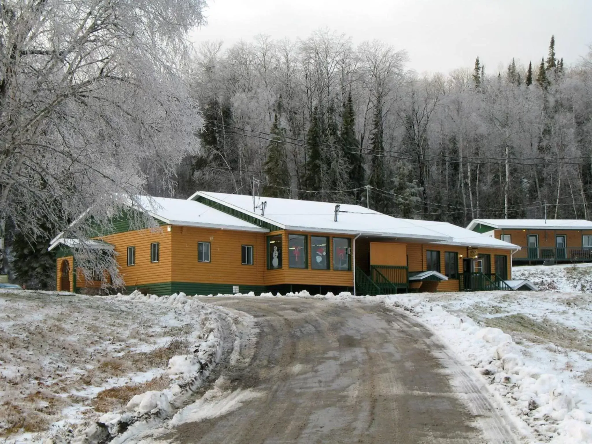 Facade/entrance, Winter in Auberge Éva