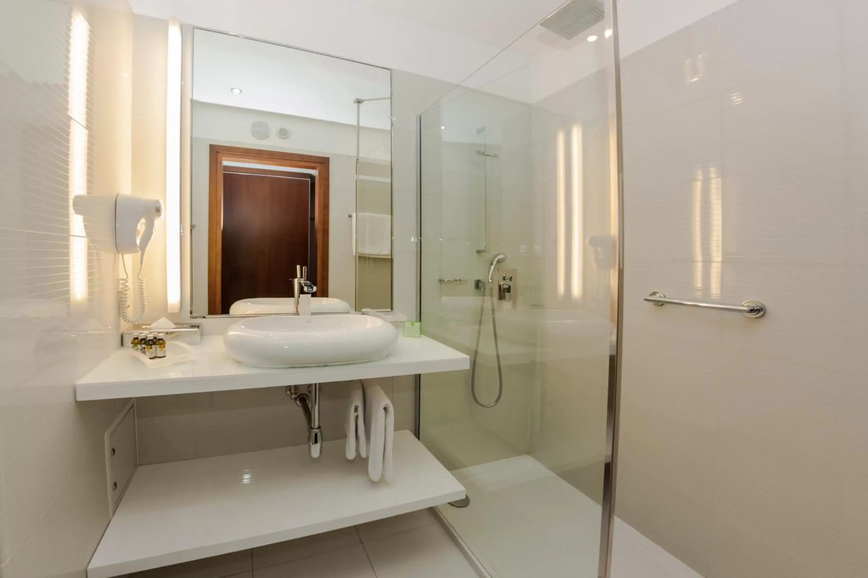 Shower, Bathroom in Holiday Inn Bydgoszcz, an IHG Hotel