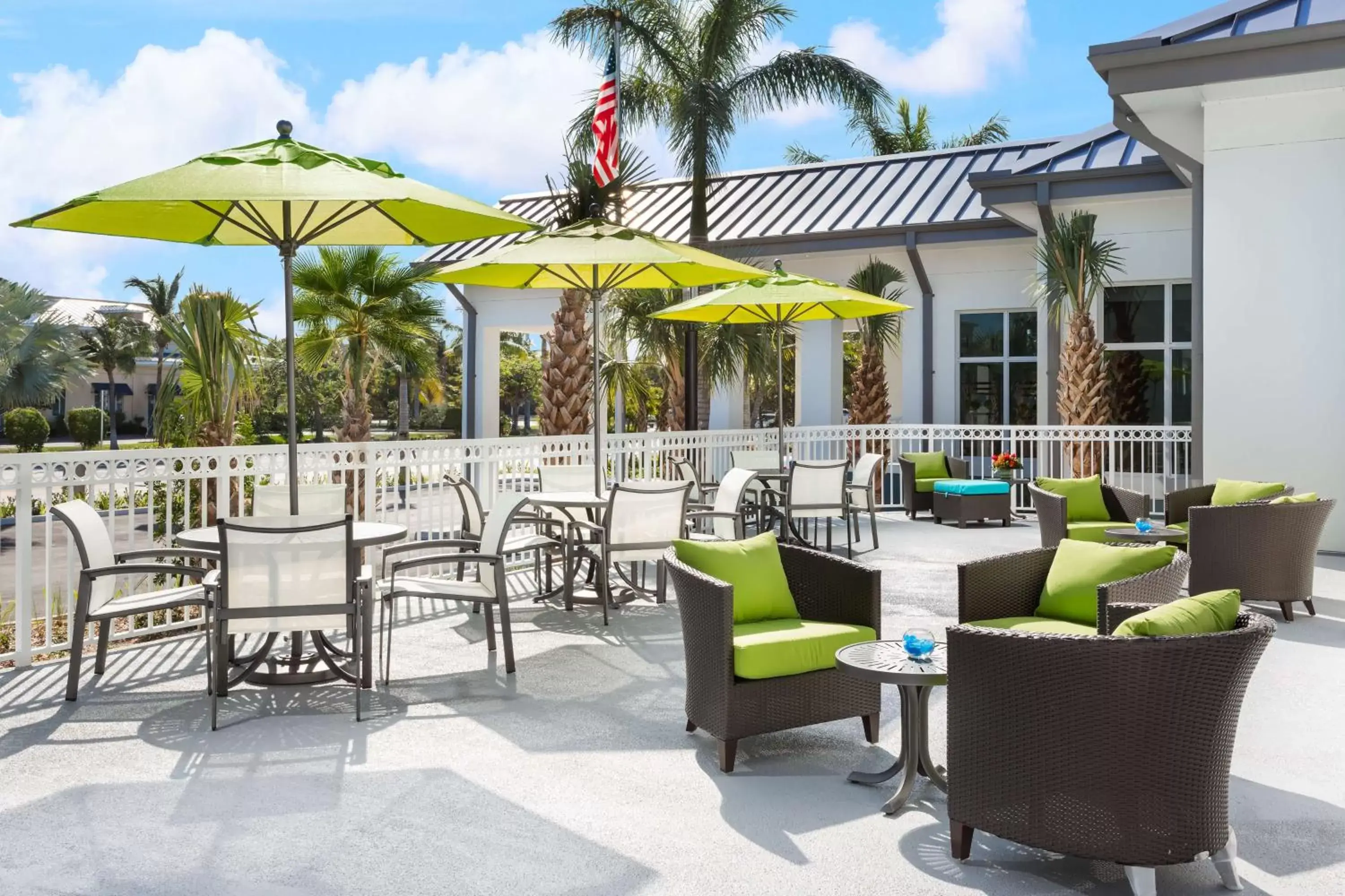 Patio, Restaurant/Places to Eat in Hilton Garden Inn Key West / The Keys Collection