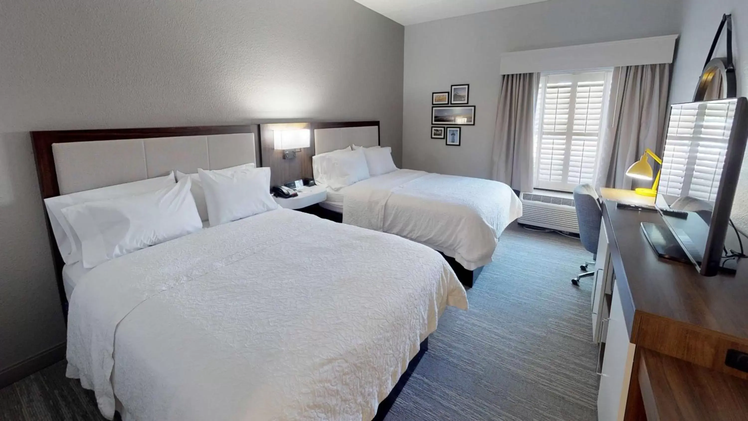 Bedroom, Bed in Hampton Inn St. Simons Island