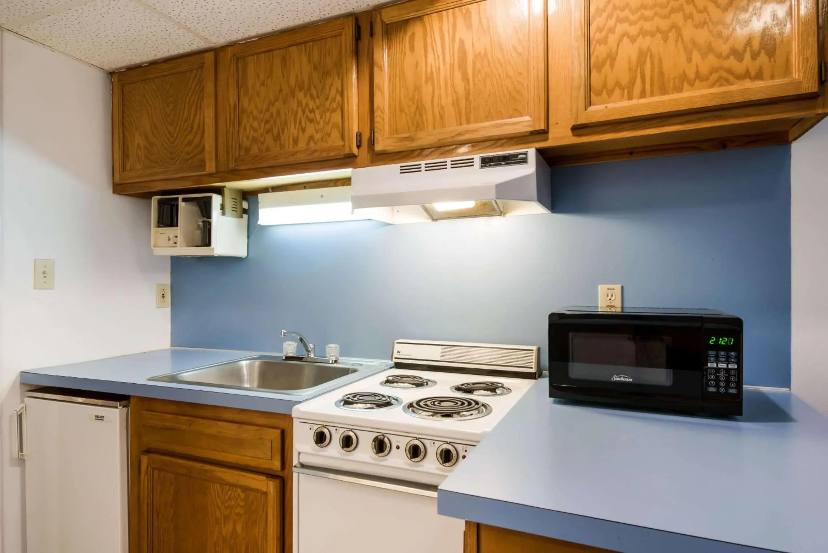 Photo of the whole room, Kitchen/Kitchenette in Econo Lodge Inn & Suites Pocono near Lake Harmony