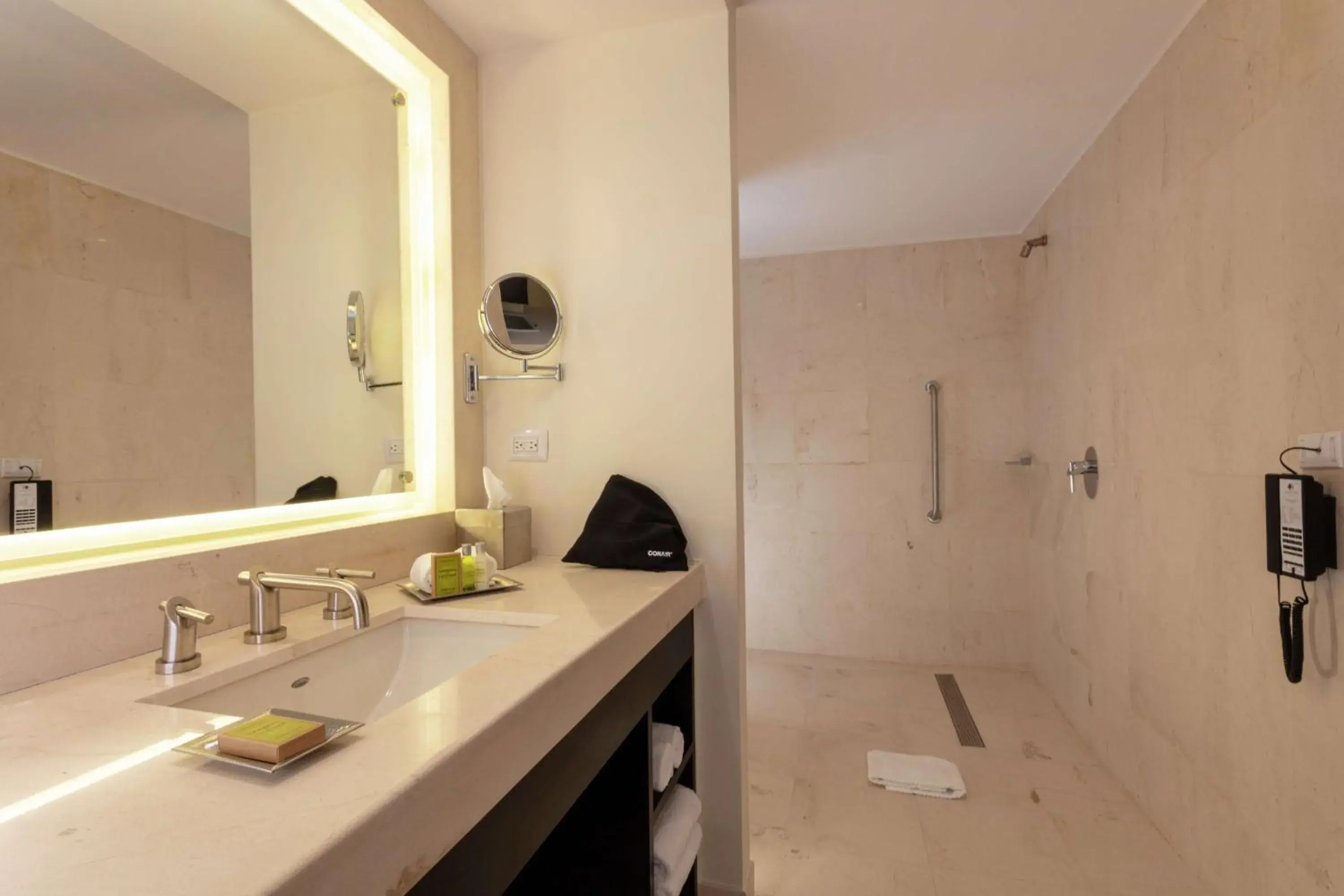 Bathroom in DoubleTree by Hilton Toluca