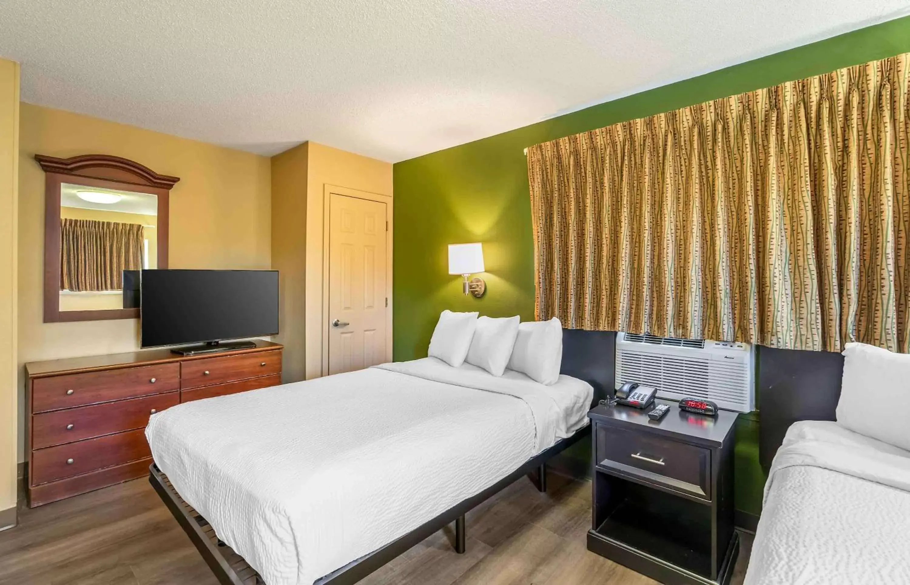 Bedroom, Bed in Extended Stay America Suites - Chesapeake - Churchland Blvd