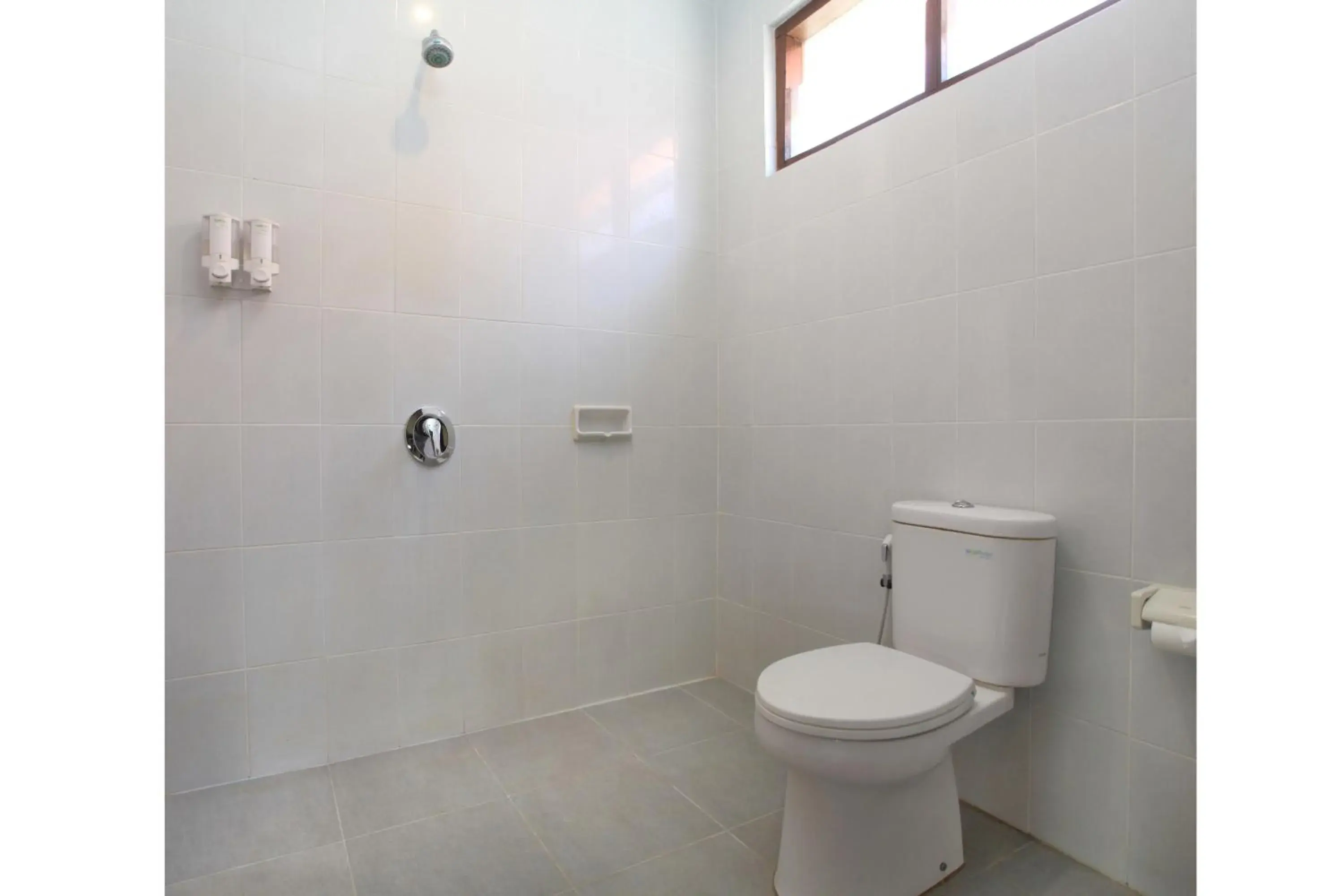 Bathroom in Matahari Bungalow Hotel