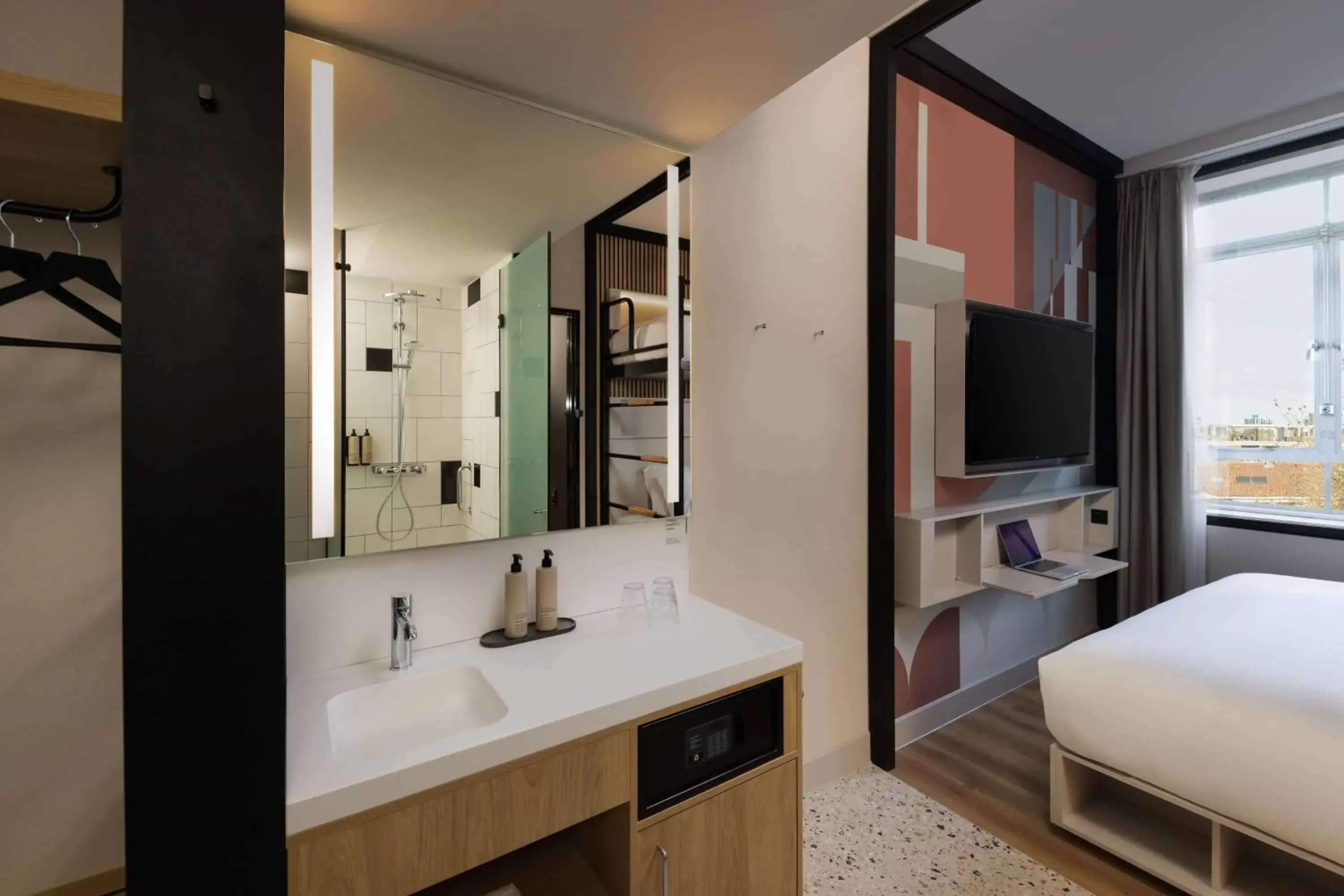 Bed, Bathroom in Motto By Hilton Rotterdam Blaak
