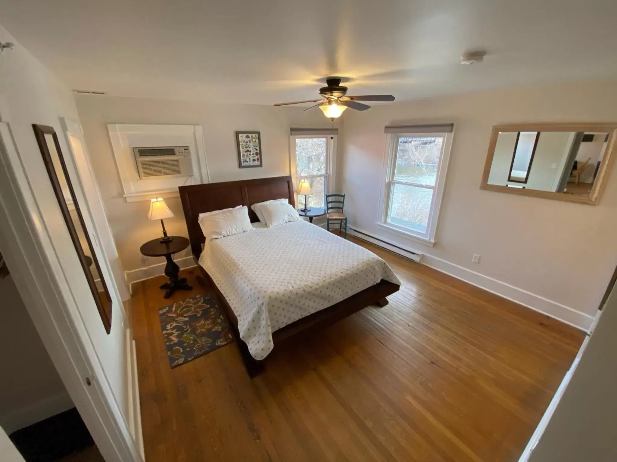 Bedroom, Bed in Goldsmith's River Front Inn