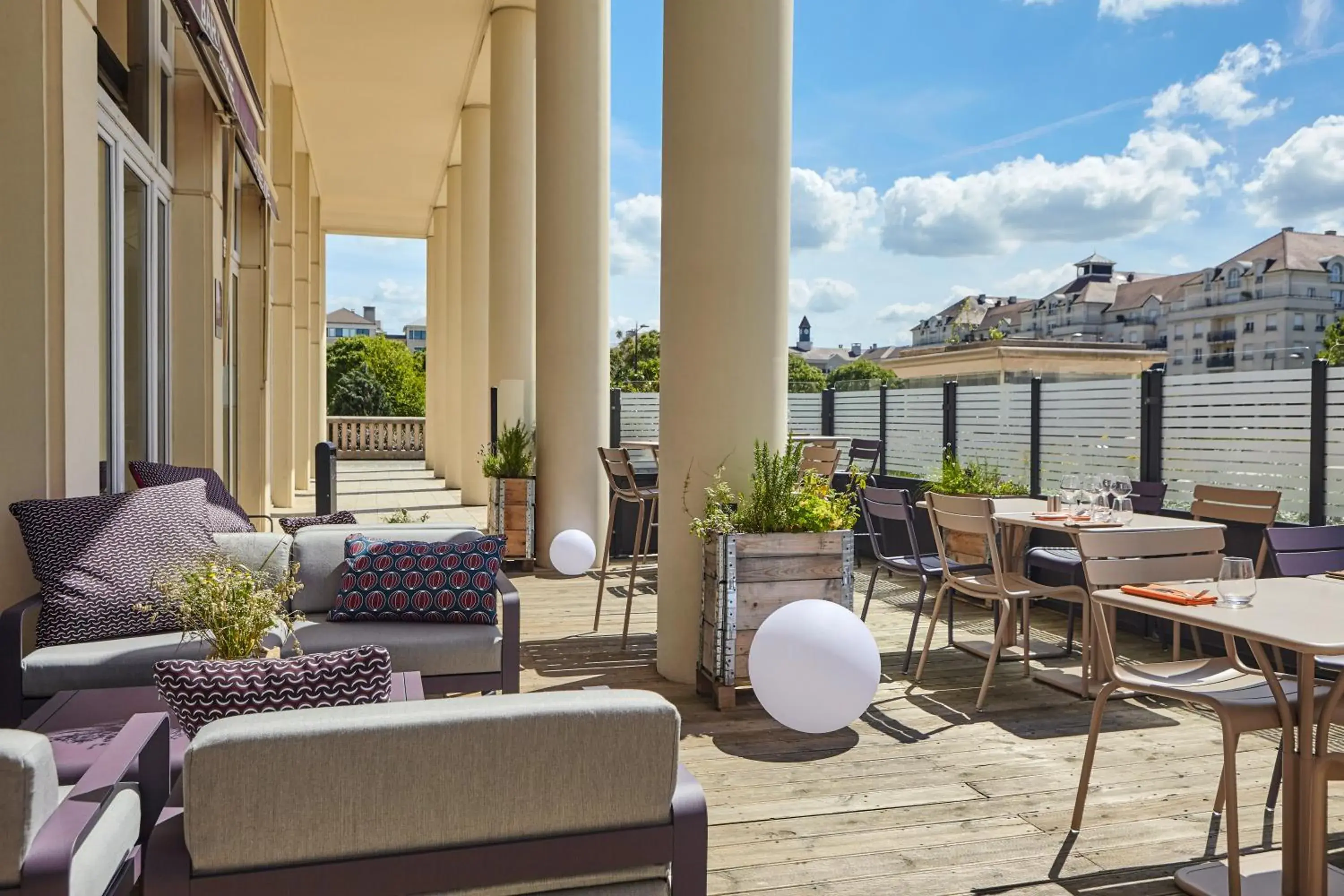 Balcony/Terrace in Hôtel Mercure Marne-la-Vallée Bussy St Georges