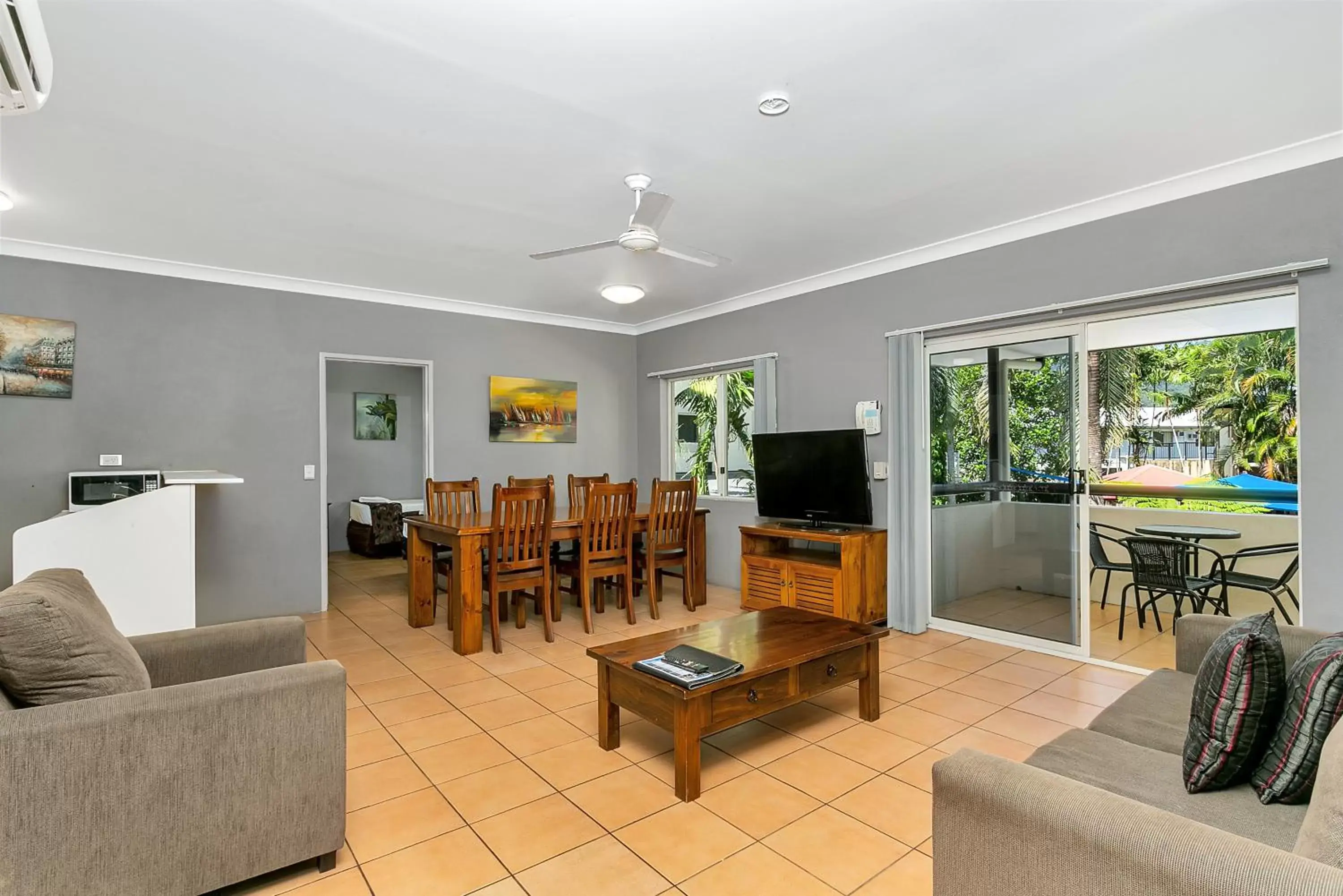 TV and multimedia, Seating Area in Cairns Reef Apartments & Motel