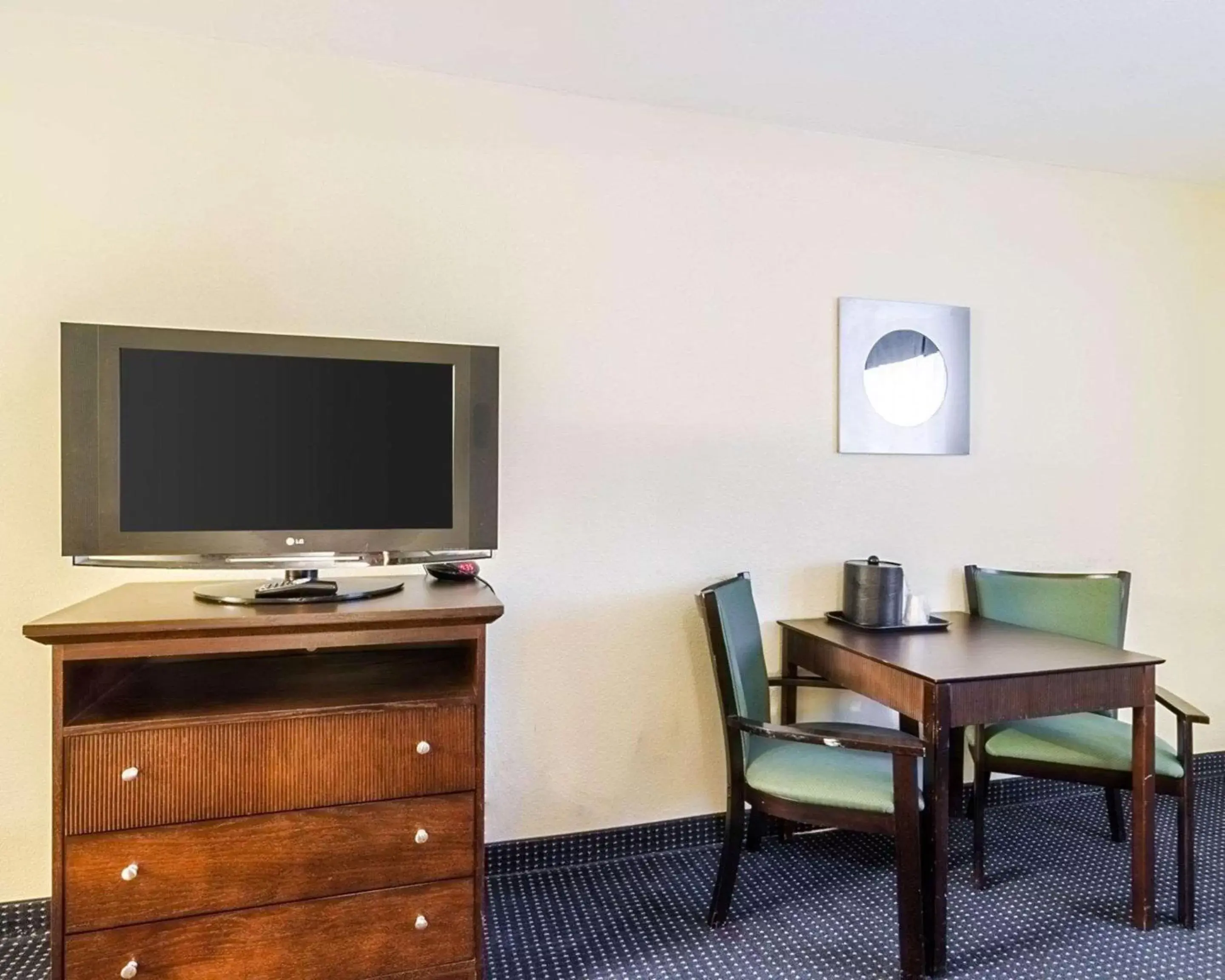 Photo of the whole room, TV/Entertainment Center in Rodeway Inn & Suites Williamsburg Central